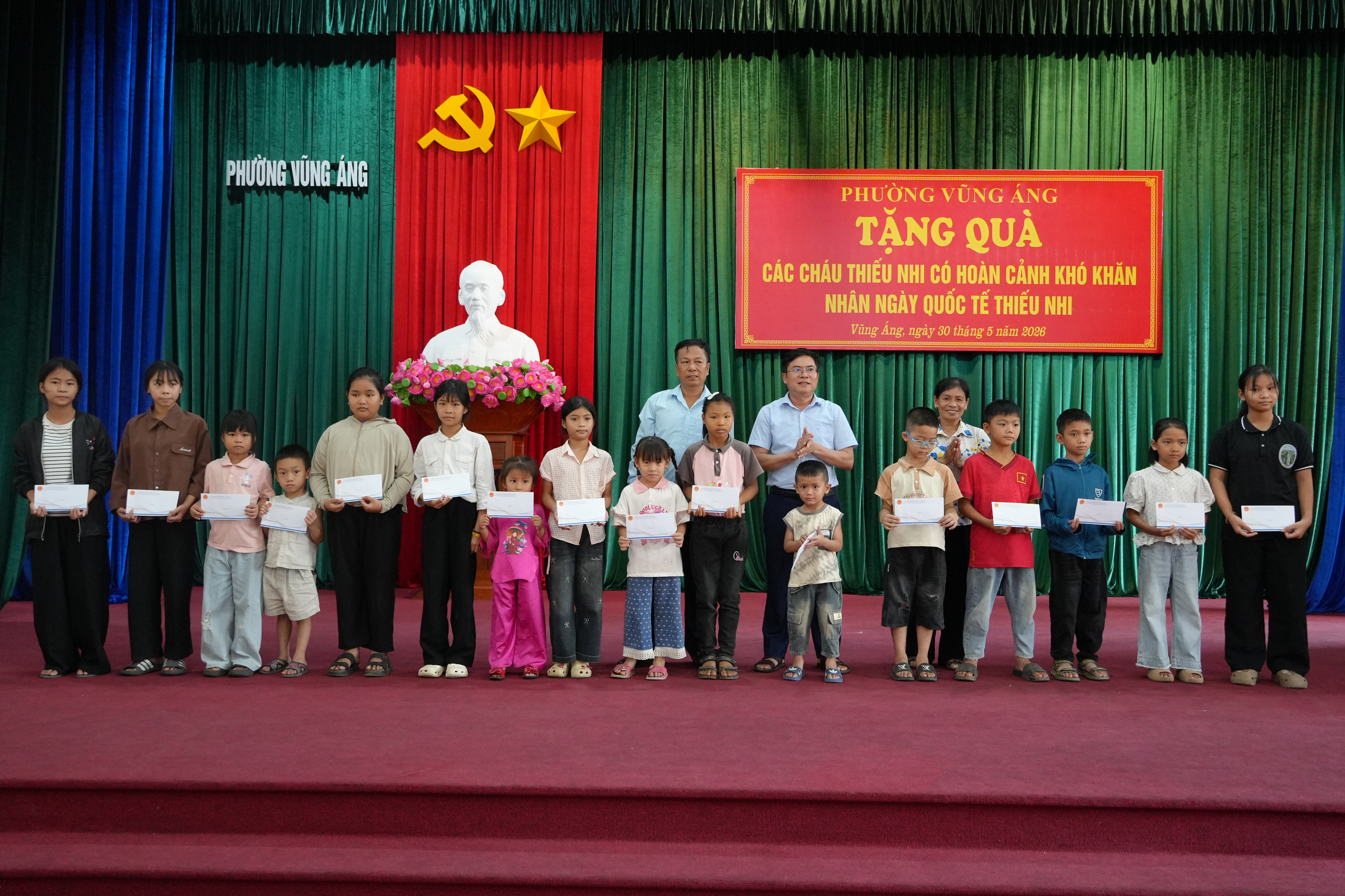 UBND PHƯỜNG VŨNG ÁNG TẶNG QUÀ CHO CÁC CHÁU THIẾU NHI CÓ HOÀN CẢNH KHÓ KHĂN NHÂN NGÀY QUỐC TẾ THIẾU NHI 01/6