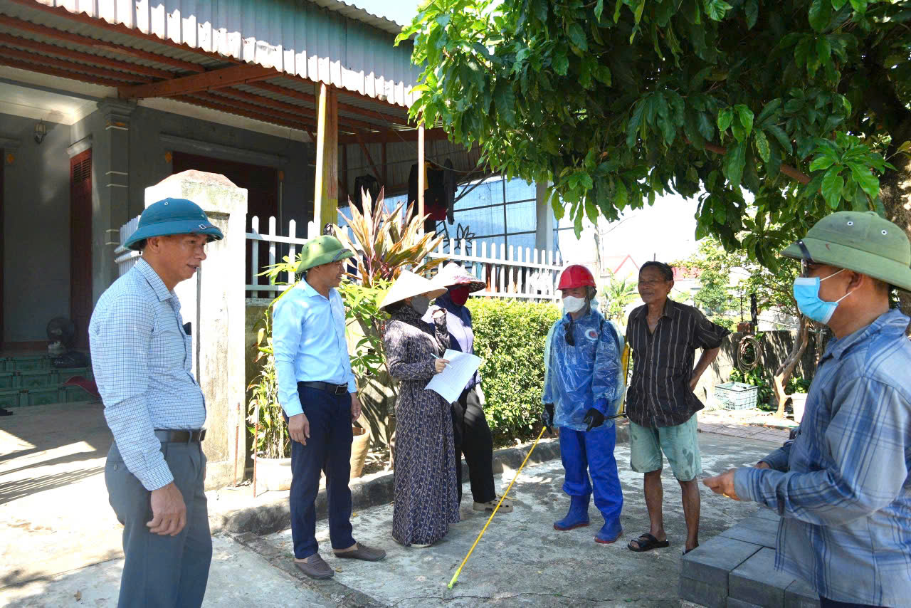 PHƯỜNG VŨNG ÁNG TỔ CHỨC PHUN THUỐC DIỆT MUỖI PHÒNG, CHỐNG DỊCH SỐT XUẤT HUYẾT TẠI TỔ DÂN PHỐ LIÊN MINH