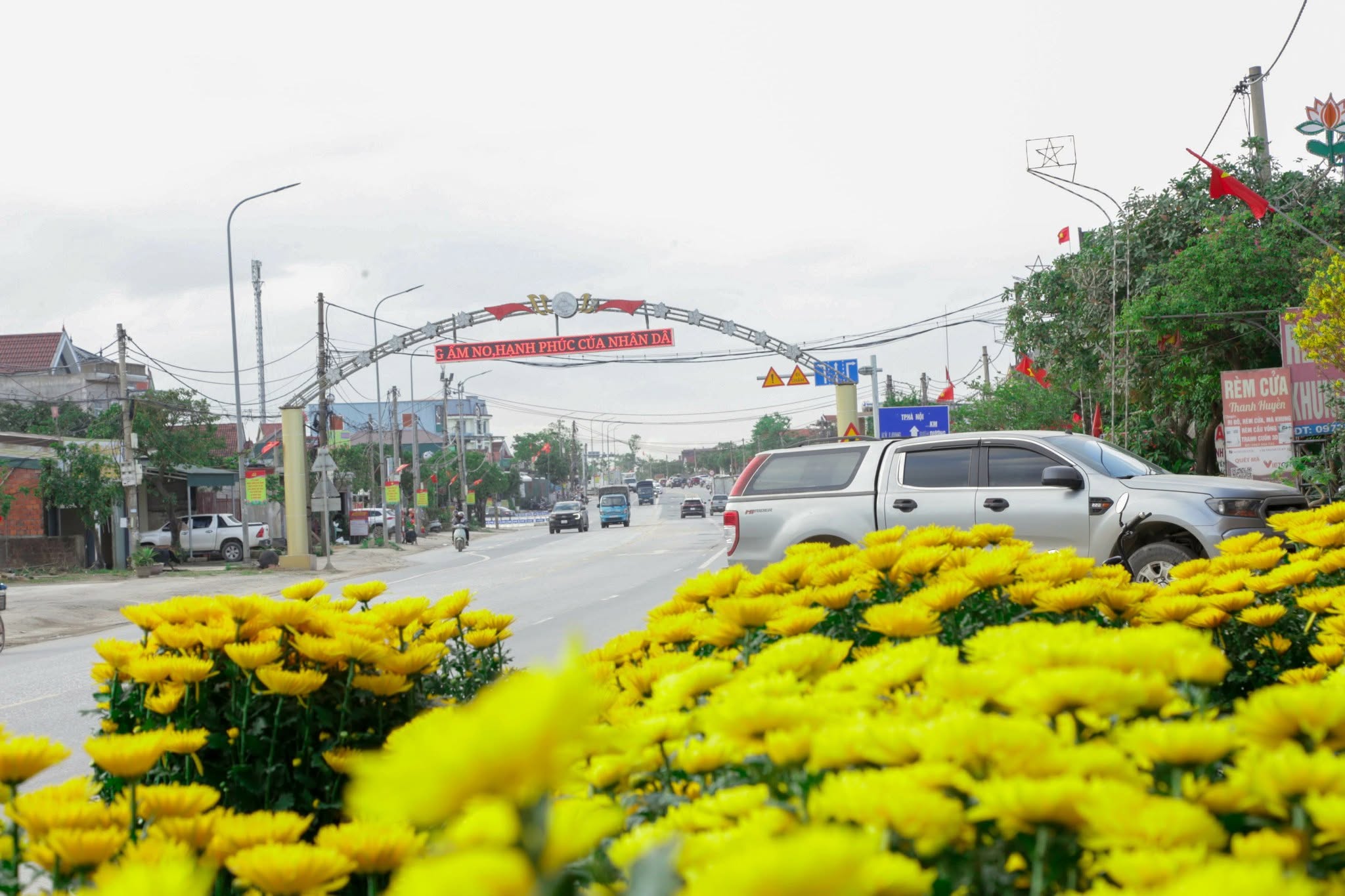 NHỘN NHỊP CHỢ HOA DỌC ĐƯỜNG QUỐC LỘ 1A ĐOẠN QUA PHƯỜNG VŨNG ÁNG