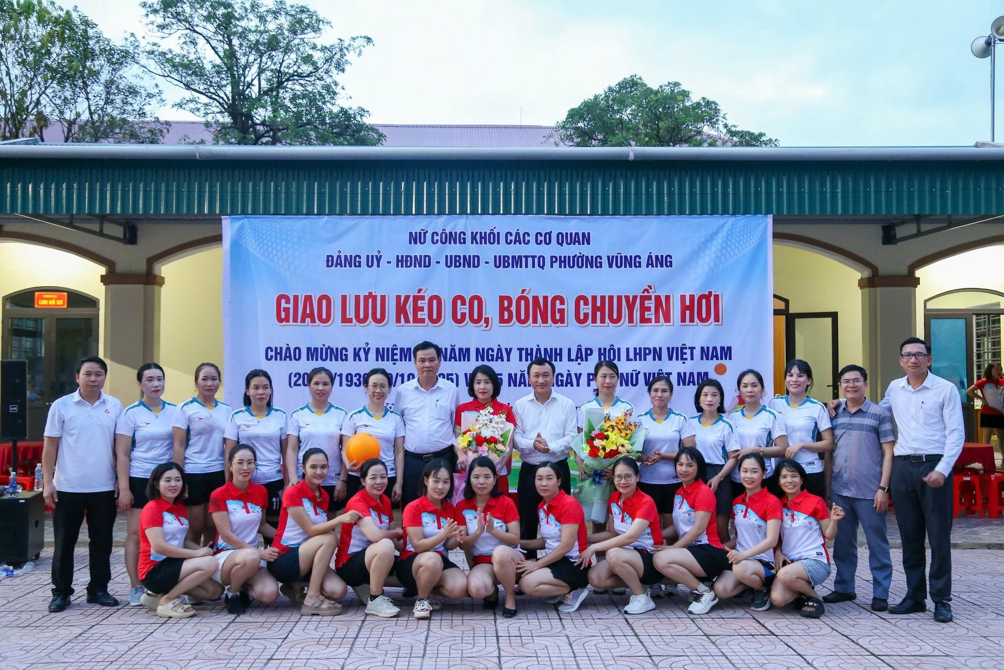  SÔI NỔI PHONG TRÀO THI ĐUA CHÀO MỪNG NGÀY PHỤ NỮ VIỆT NAM 20/10 TẠI CÁC CƠ QUAN, TRƯỜNG HỌC, VÀ CÁC TỔ DÂN PHỐ PHƯỜNG VŨNG ÁNG