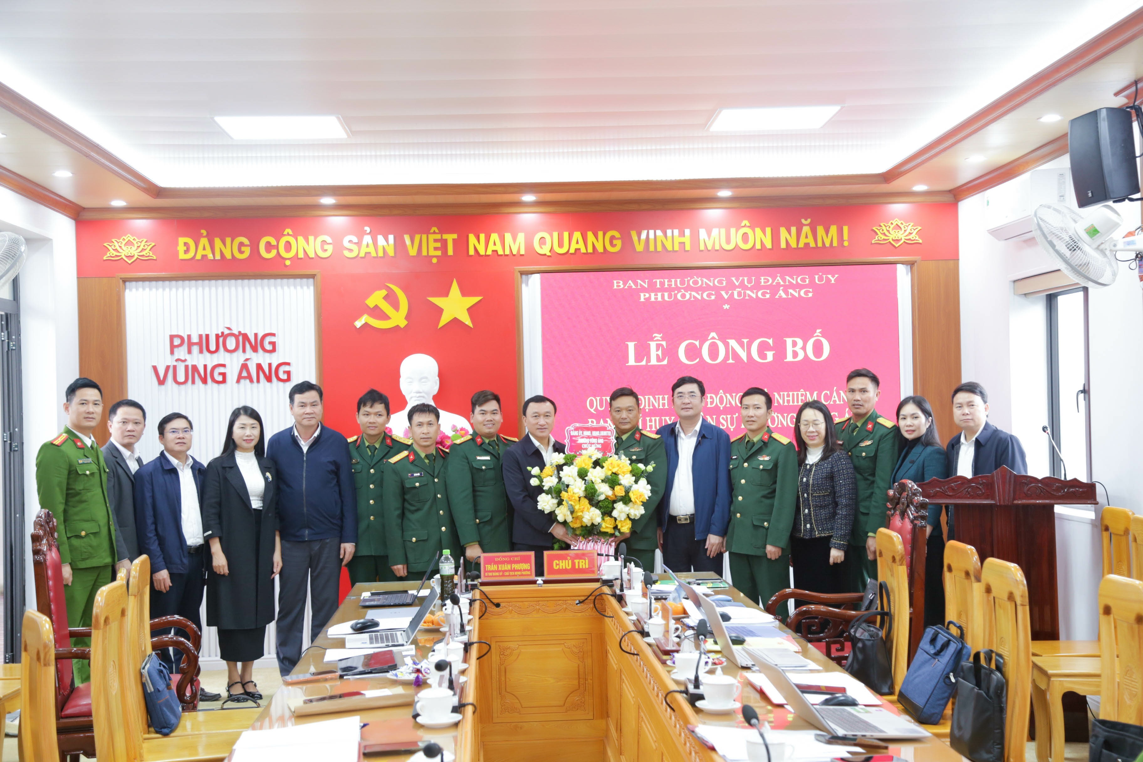 CÔNG BỐ QUYẾT ĐỊNH ĐIỀU ĐỘNG, BỔ NHIỆM CHỈ HUY TRƯỞNG BAN CHQS PHƯỜNG VŨNG ÁNG