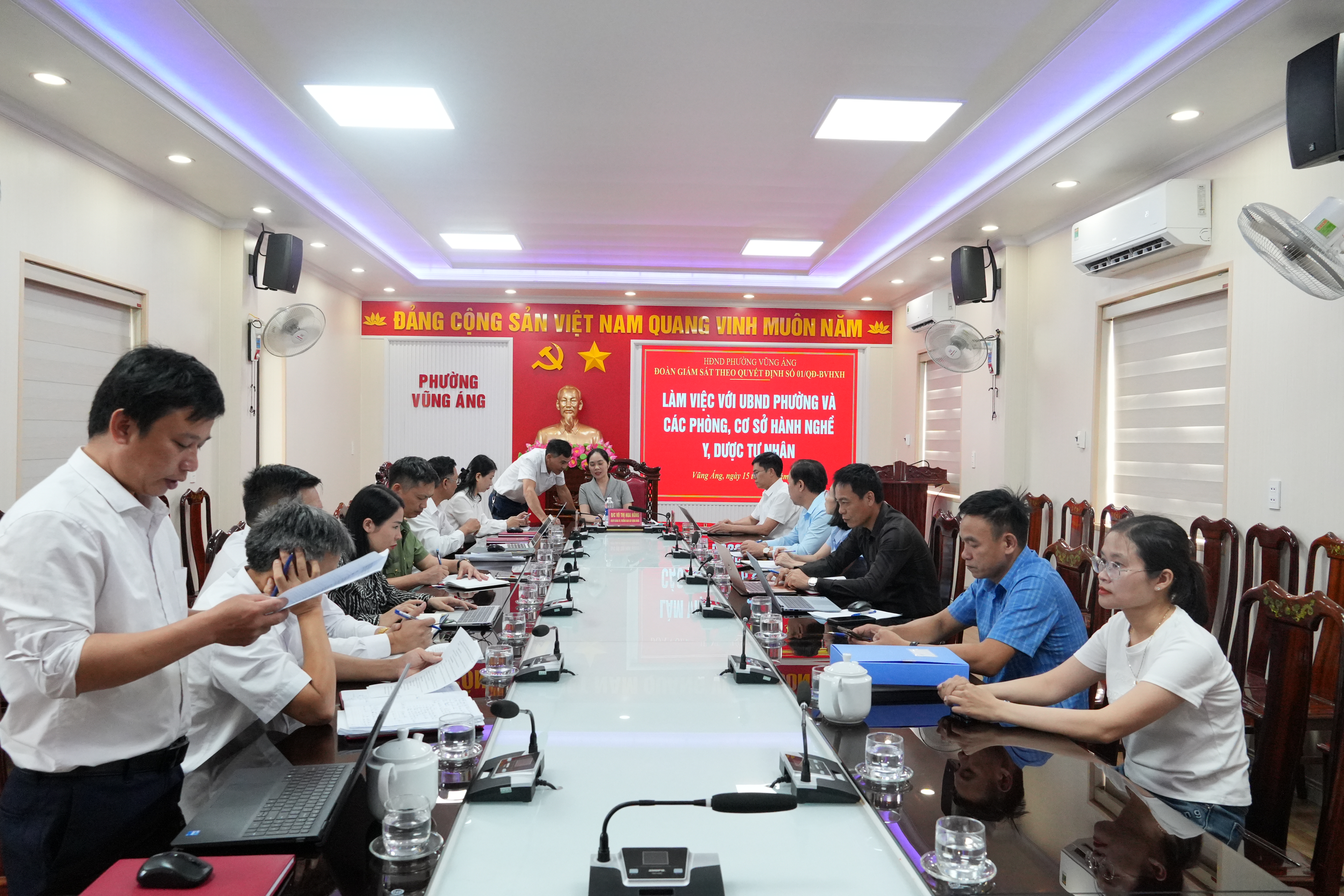ĐOÀN GIÁM SÁT HĐND PHƯỜNG VŨNG ÁNG LÀM VIỆC VỚI UBND PHƯỜNG VÀ CÁC PHÒNG, CƠ SỞ HÀNH NGHỀ Y, DƯỢC TƯ NHÂN TRÊN ĐỊA BÀN.