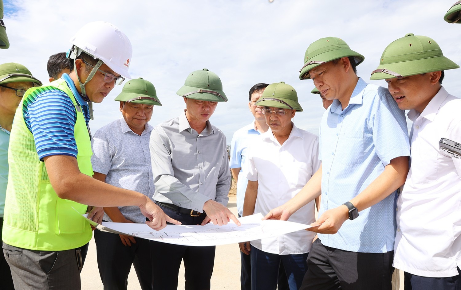 CÁC ĐỒNG CHÍ LÃNH ĐẠO TỈNH KIỂM TRA CÔNG TÁC PHÒNG, CHỐNG NGẬP LỤT TẠI MỘT SỐ KHU VỰC Ở KHU KINH TẾ VŨNG ÁNG