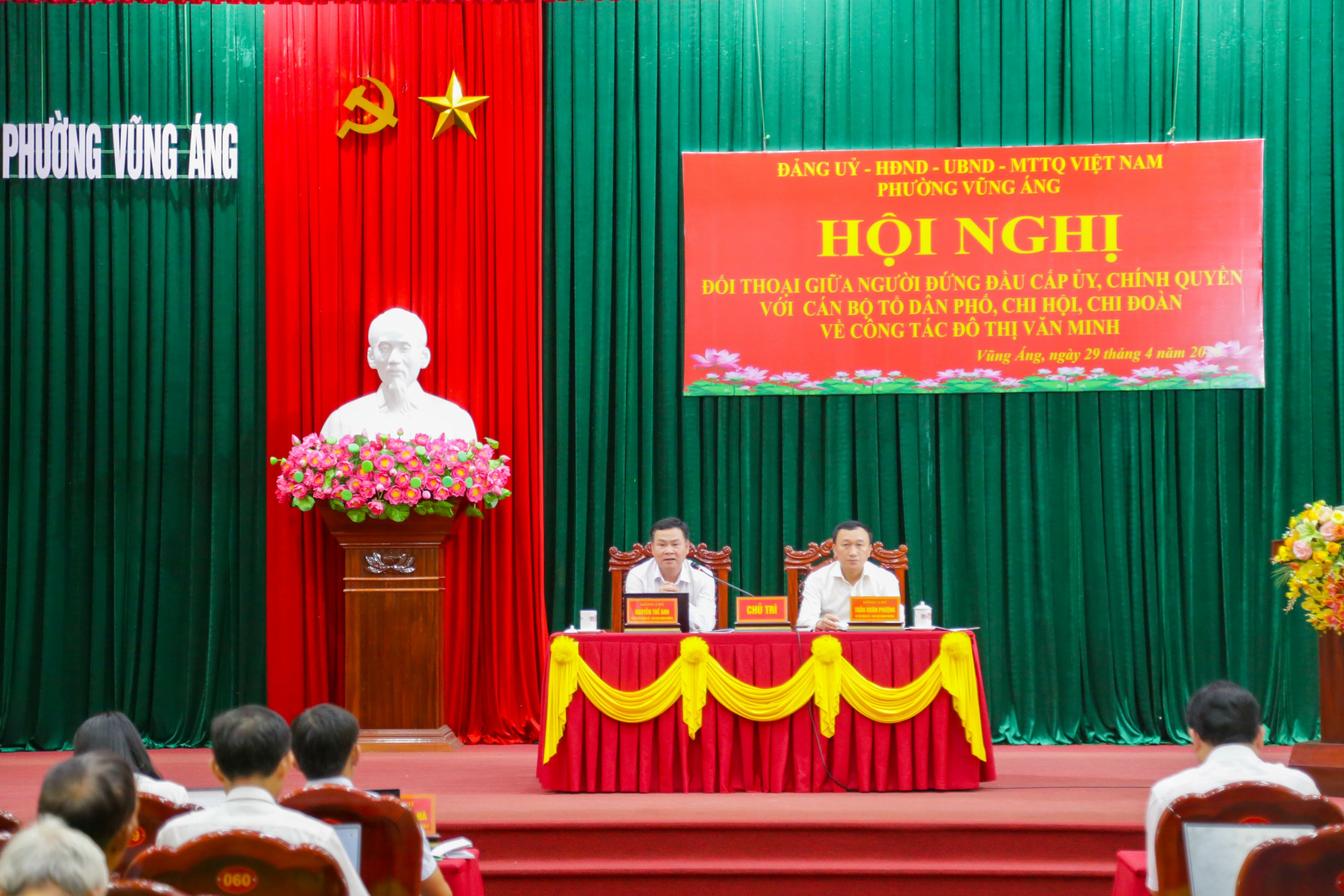 Hội nghị đối thoại giữa người đứng đầu cấp ủy, chính quyền với cán bộ cơ sở về xây dựng đô thị văn minh