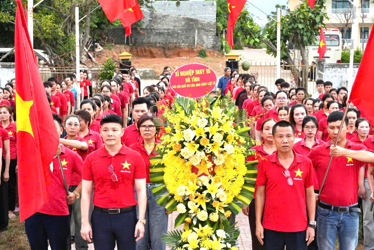 XÍ NGHIỆP MAY 10 -  HÀ TĨNH TỔ CHỨC DÂNG HƯƠNG, DÂNG HOA TẠI ĐÀI TƯỞNG NIỆM CÁC ANH HÙNG LIỆT SỸ Ở TDP THƯỢNG PHONG, PHƯỜNG VŨNG ÁNG.