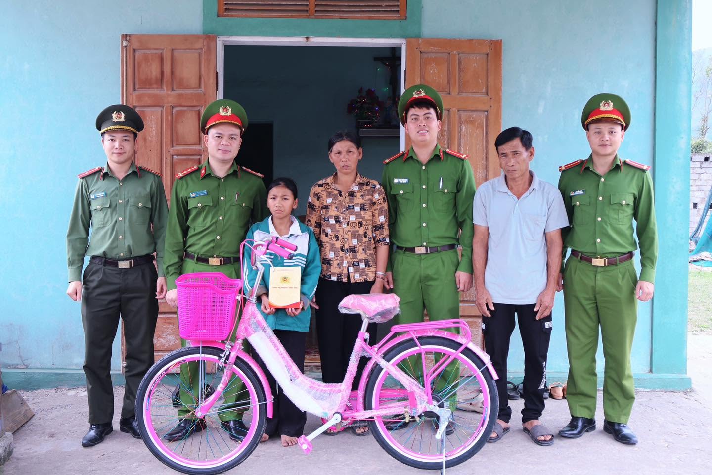 ĐOÀN THANH NIÊN CÔNG AN PHƯỜNG VŨNG ÁNG TẶNG QUÀ CHO EM NUÔI CỦA ĐOÀN TRÊN ĐỊA BÀN PHƯỜNG VŨNG ÁNG.