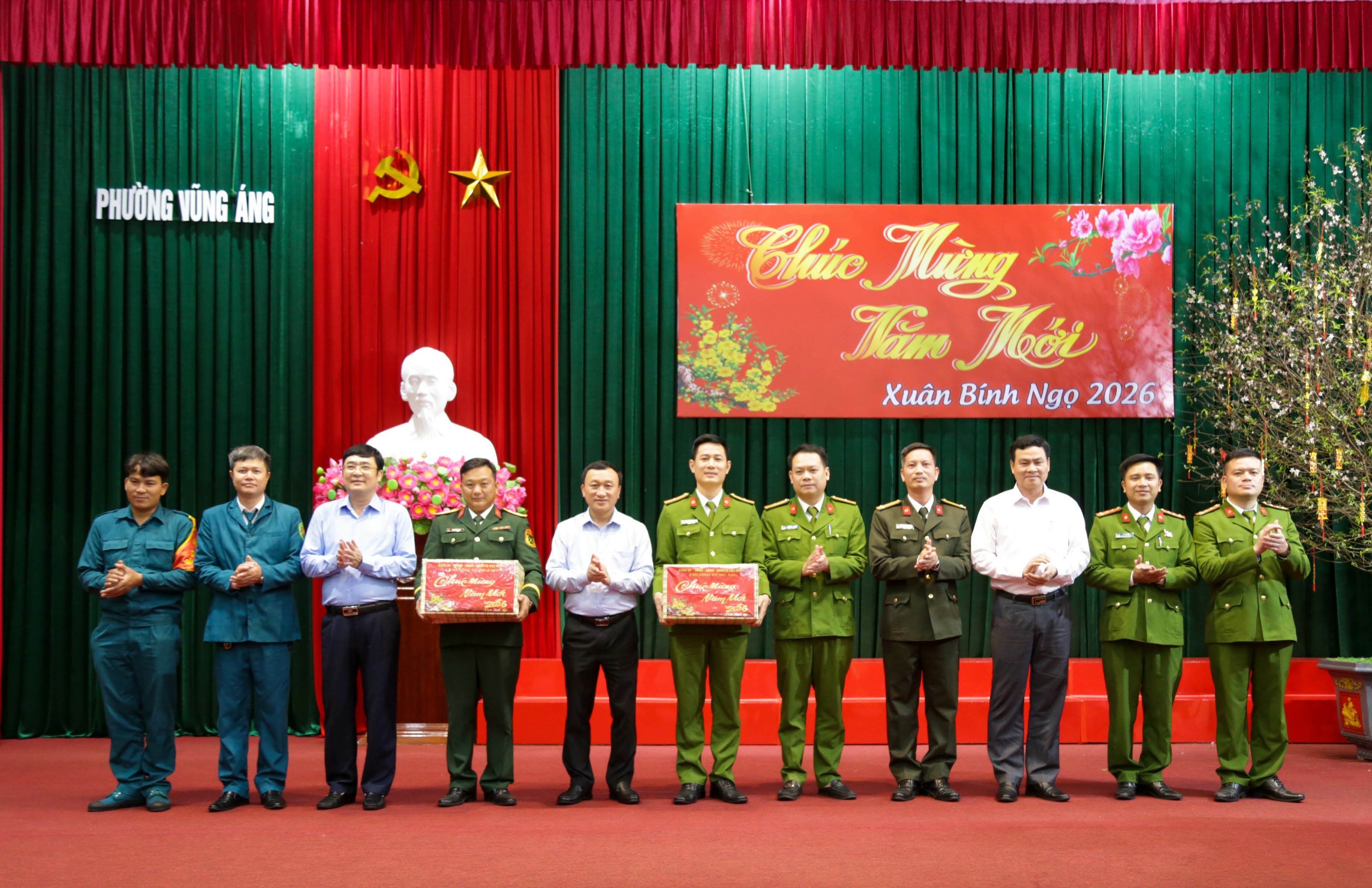 CÁC ĐỒNG CHÍ THƯỜNG TRỰC ĐẢNG ỦY THĂM, ĐỘNG VIÊN, TẶNG QUÀ CÁC ĐƠN VỊ TRỰC TẾT