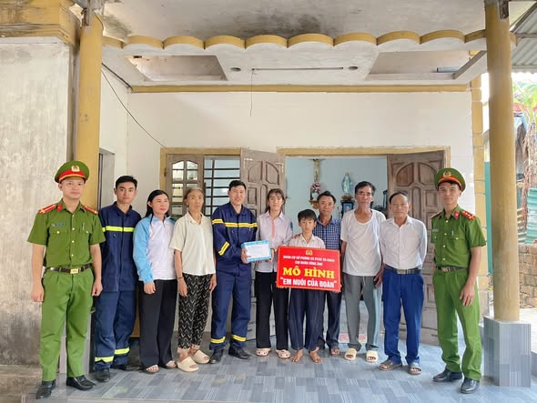 Chi đoàn Đội CC và CNCH khu vực Vũng Áng ra mắt mô hình “Em nuôi của Đoàn”