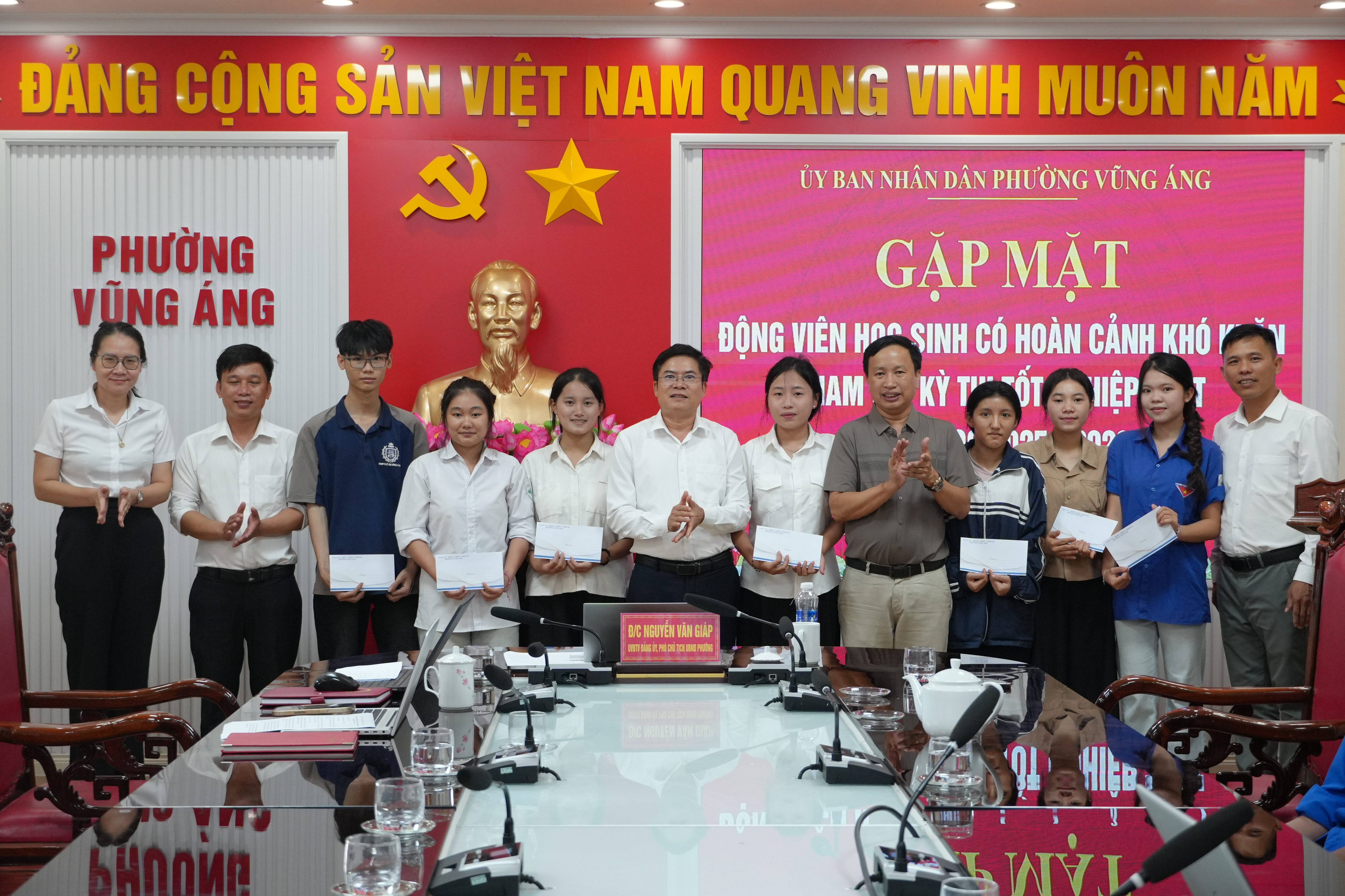 UBND PHƯỜNG VŨNG ÁNG TẶNG QUÀ CHO HỌC SINH CÓ HOÀN CẢNH KHÓ KHĂN THAM GIA KỲ THI TỐT NGHIỆP THPT NĂM HỌC 2025 – 2026.