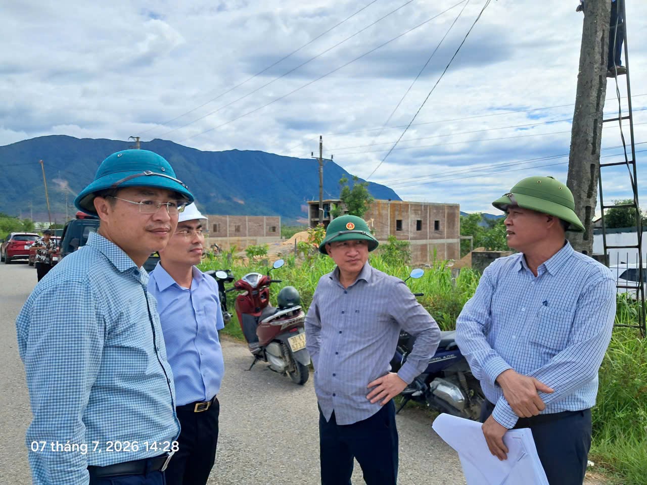 UBND PHƯỜNG VŨNG ÁNG TIẾP TỤC HUY ĐỘNG CÁC LỰC LƯỢNG HỖ TRỢ BÀ CON THÁO DỠ CÁC CÔNG TRÌNH ĐÃ ĐỀN BÙ ĐỂ BÀN GIAO MẶT BẰNG CHO DỰ ÁN