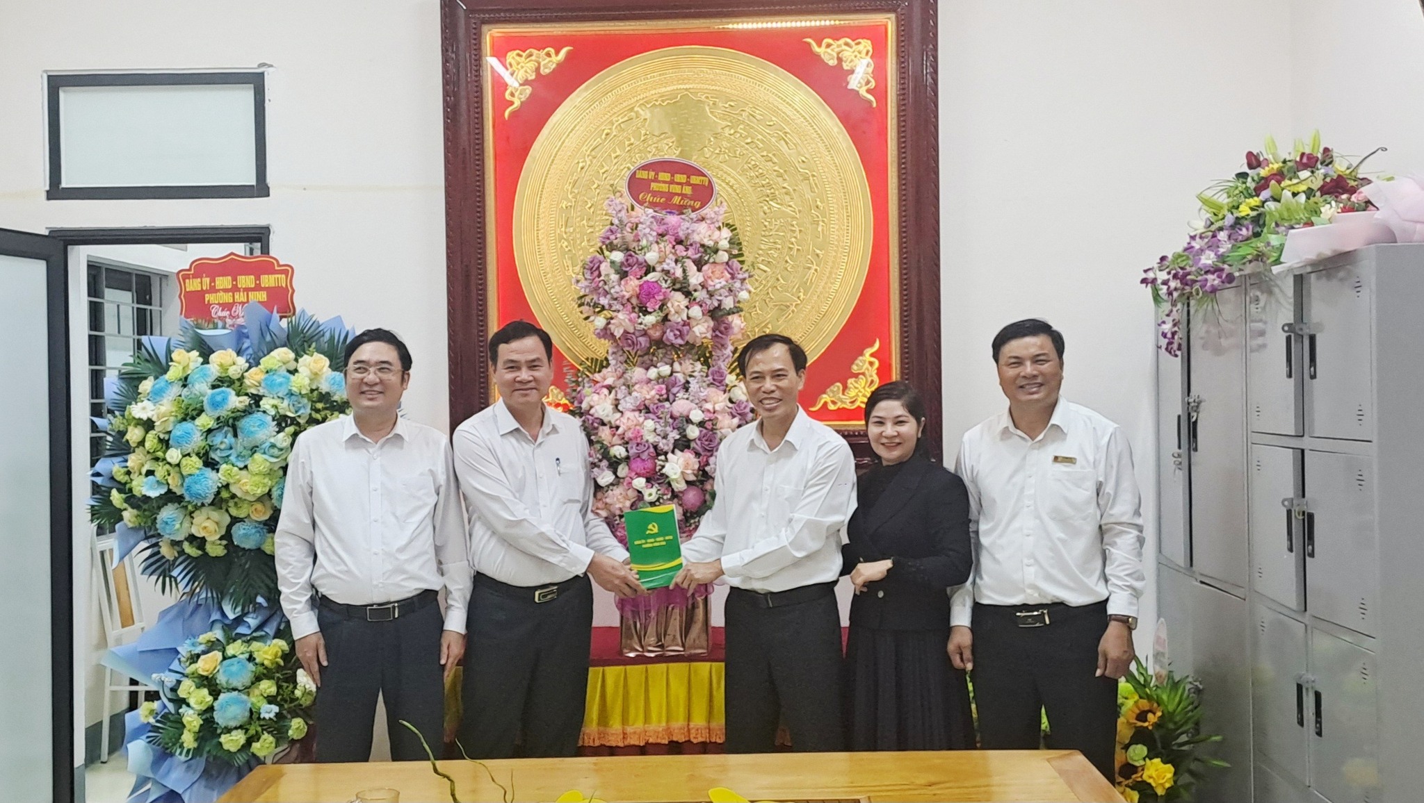 THƯỜNG TRỰC ĐẢNG UỶ - HĐND - UBND - UBMTTQ PHƯỜNG VŨNG ÁNG THĂM VÀ CHÚC MỪNG TRƯỜNG THPT KỲ ANH NHÂN DỊP KỶ NIỆM 60 NĂM THÀNH LẬP