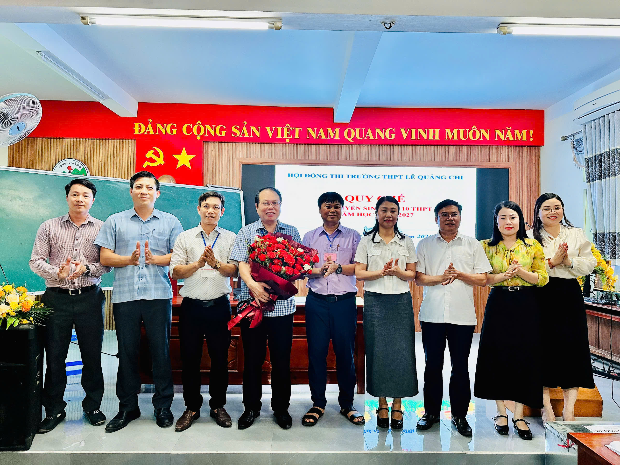 LÃNH ĐẠO PHƯỜNG VŨNG ÁNG, PHƯỜNG HOÀNH SƠN TẶNG HOA CHÚC MỪNG CÁC HỘI ĐỒNG THI VÀO LỚP 10 THPT LÊ QUẢNG CHÍ