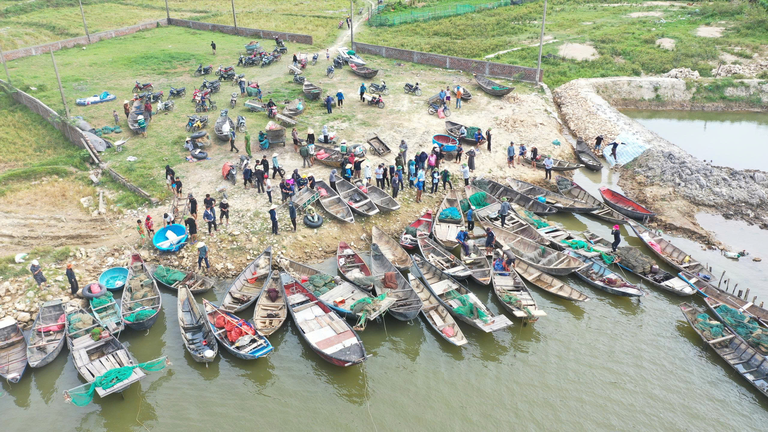 KIỂM ĐẾM THUYỀN, NGƯ CỤ CỦA BÀ CON KHAI THÁC, ĐÁNH BẮT CÁ Ở SÔNG QUYỀN TDP TÂY YÊN BỊ ẢNH HƯỞNG BỞI DỰ ÁN XÂY DỰNG VÀ KẾT CẤU HẠ TẦNG KHU CÔNG NGHIỆP VINHOMES