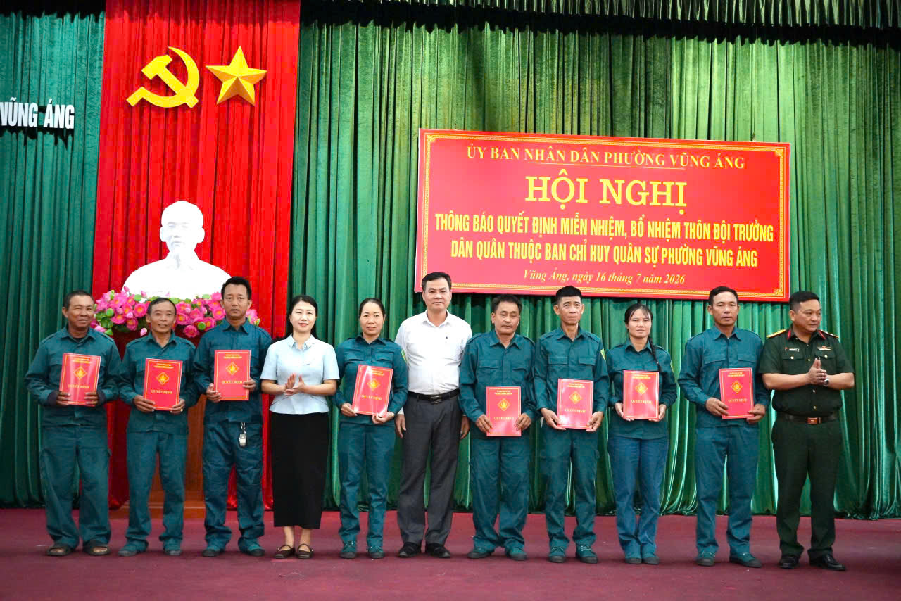 UBND PHƯỜNG VŨNG ÁNG TỔ CHỨC HỘI NGHỊ THÔNG BÁO QUYẾT ĐỊNH MIỄN NHIỆM, BỔ NHIỆM CÁN BỘ THÔN ĐỘI TRƯỞNG DÂN QUÂN THUỘC BAN CHỈ HUY QUÂN SỰ PHƯỜNG.