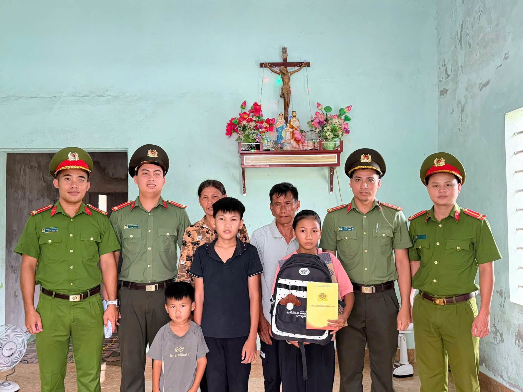 CÔNG AN PHƯỜNG VŨNG ÁNG TRAO YÊU THƯƠNG – TIẾP SỨC EM ĐẾN TRƯỜNG 