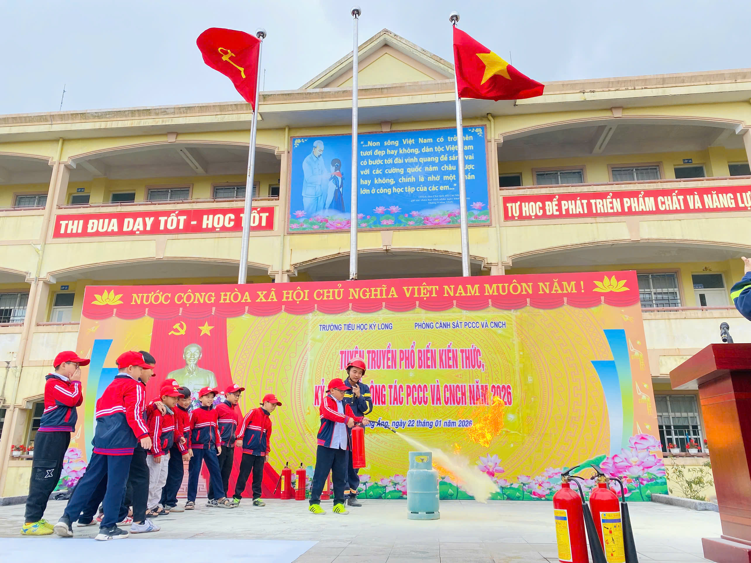 Tuyên truyền phổ biến kiến thức, pháp luật về PCCC và CNCH  cho cán bộ, giáo viên và học sinh 