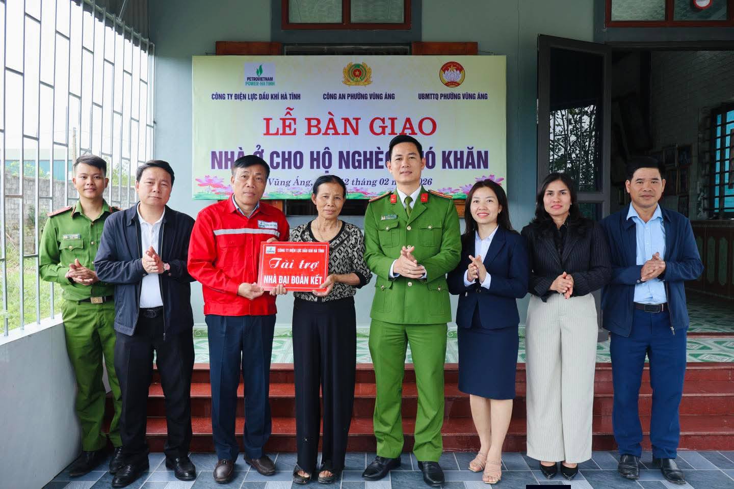 Bàn giao nhà ở cho hộ nghèo tại phường Vũng Áng.