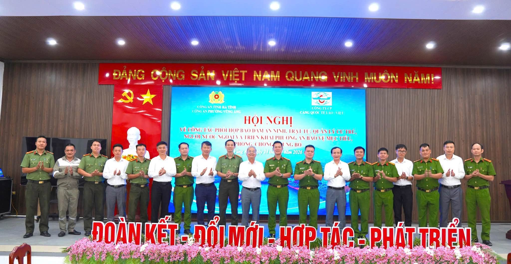 TĂNG CƯỜNG PHỐI HỢP BẢO ĐẢM AN NINH, TRẬT TỰ TẠI CẢNG QUỐC TẾ LÀO - VIỆT
