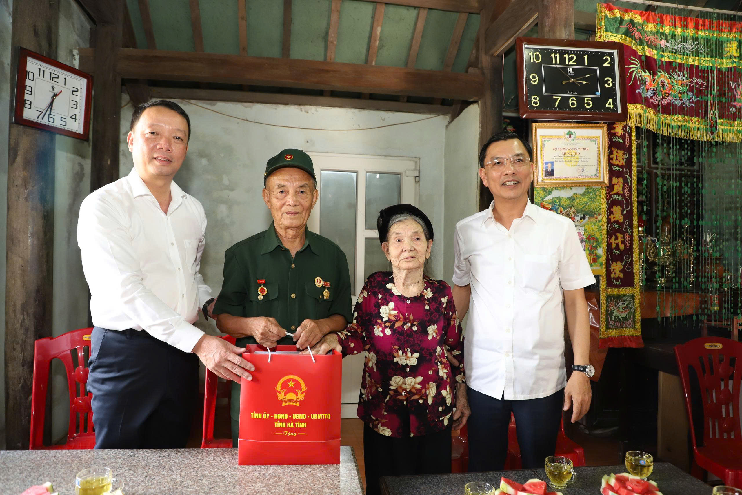 ĐỒNG CHÍ PHAN THIÊN ĐỊNH - CHỦ TỊCH UBND TỈNH TẶNG QUÀ GIA ĐÌNH CÓ CÔNG VỚI CÁCH MẠNG TẠI PHƯỜNG VŨNG ÁNG