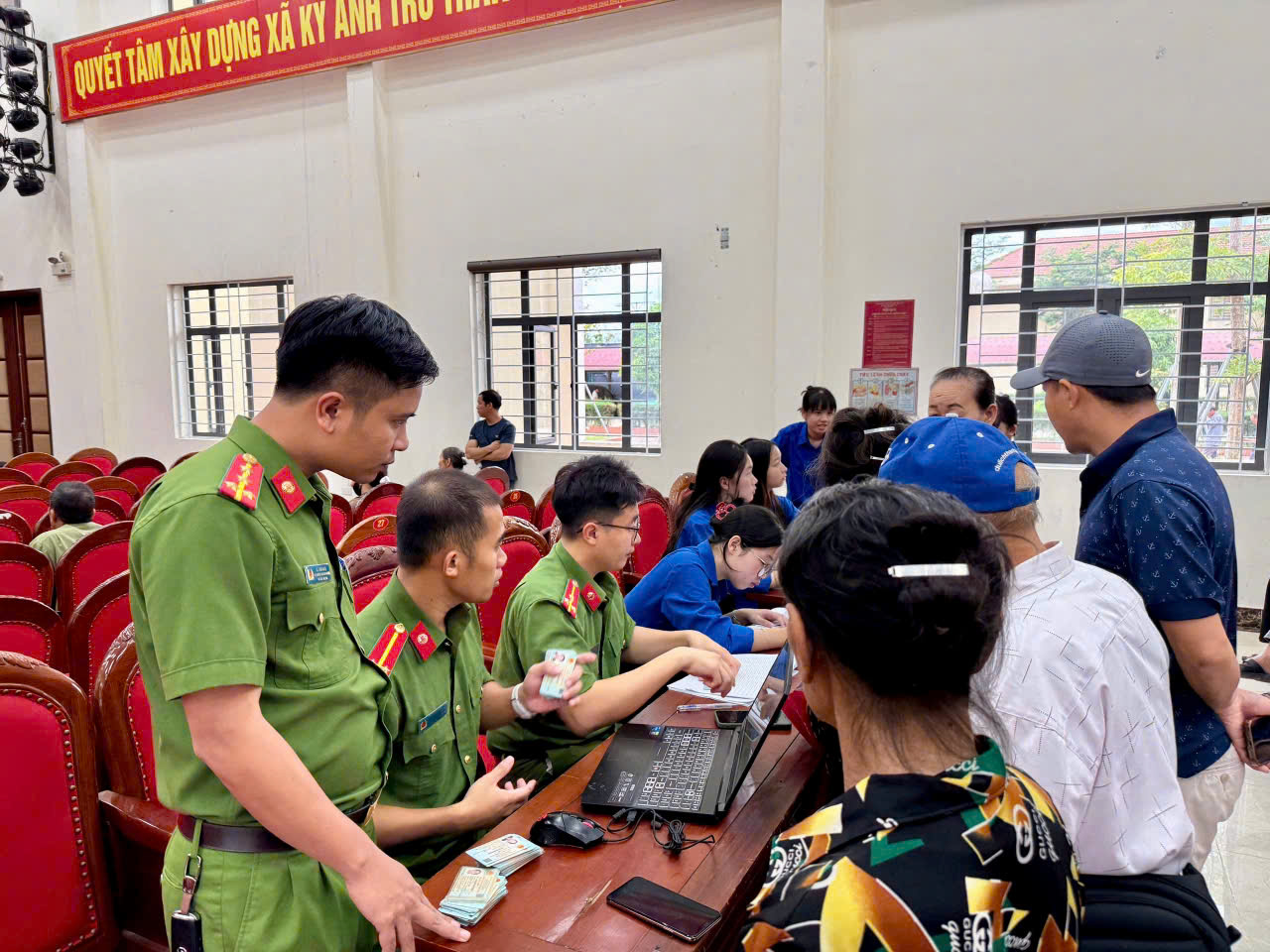 CÔNG AN PHƯỜNG VŨNG ÁNG PHỐI HỢP THU NHẬN MẪU ADN CHO 126 THÂN NHÂN LIỆT SĨ 