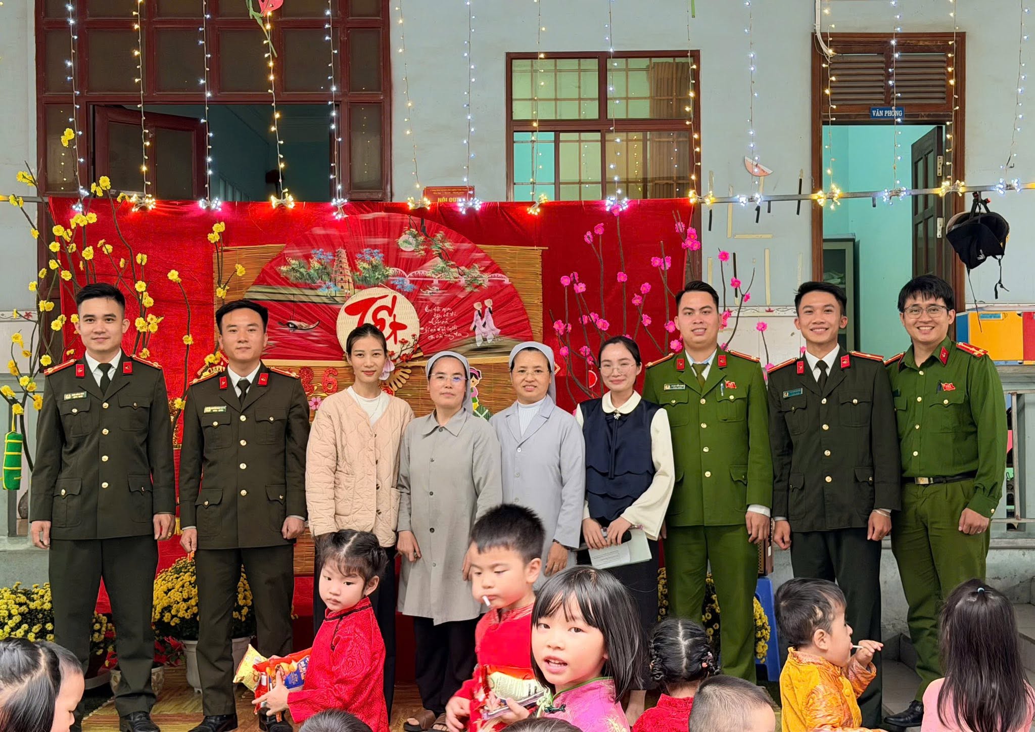 ĐOÀN THANH NIÊN – CÔNG AN PHƯỜNG VŨNG ÁNG TỔ CHỨC “TẾT YÊU THƯƠNG” TẠI CƠ SỞ MẦM NON ĐỘC LẬP TƯ THỤC THIÊN LÝ