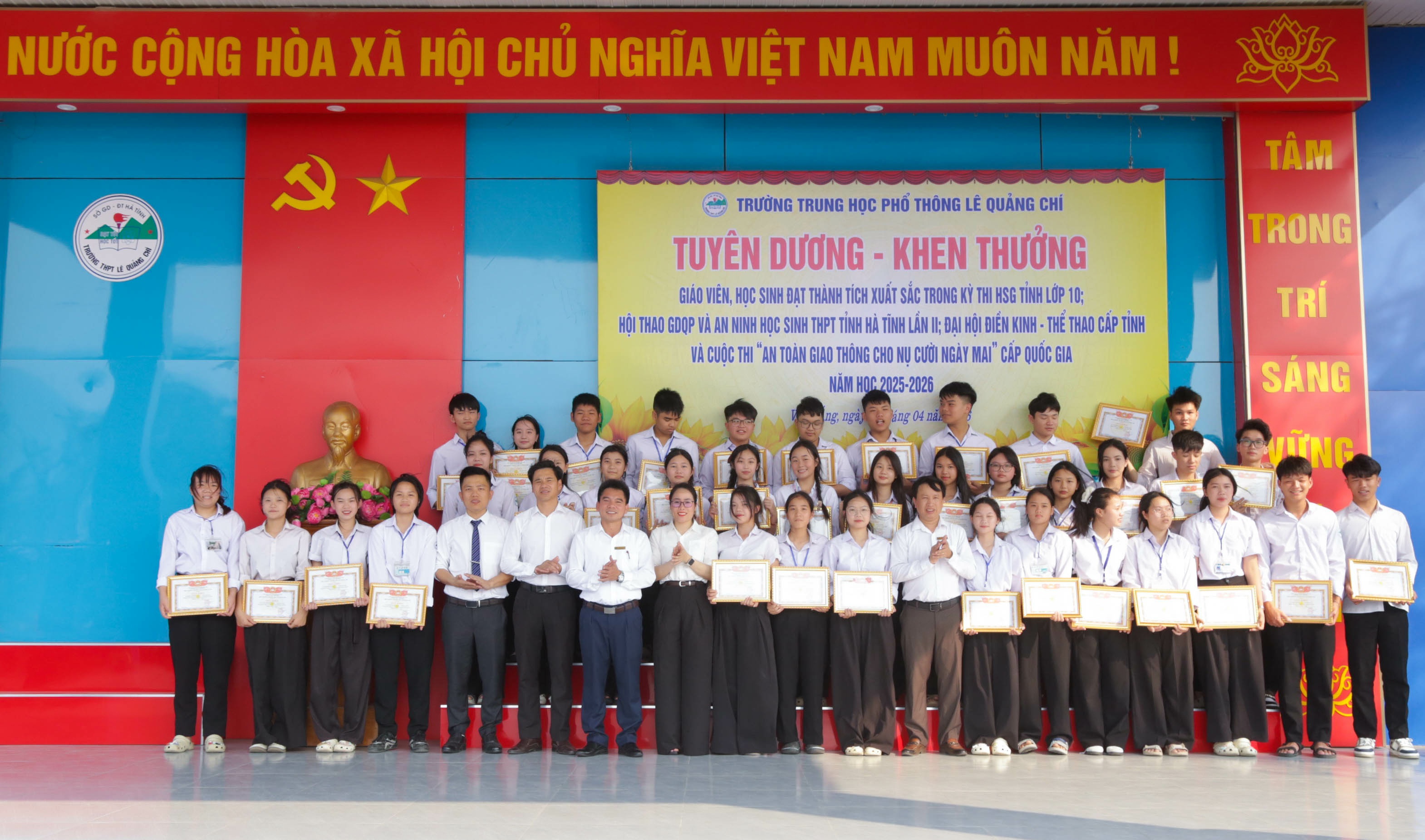 TRƯỜNG THPT LÊ QUẢNG CHÍ TUYÊN DƯƠNG - KHEN THƯỞNG HỌC SINH ĐẠT GIẢI CAO CẤP TỈNH