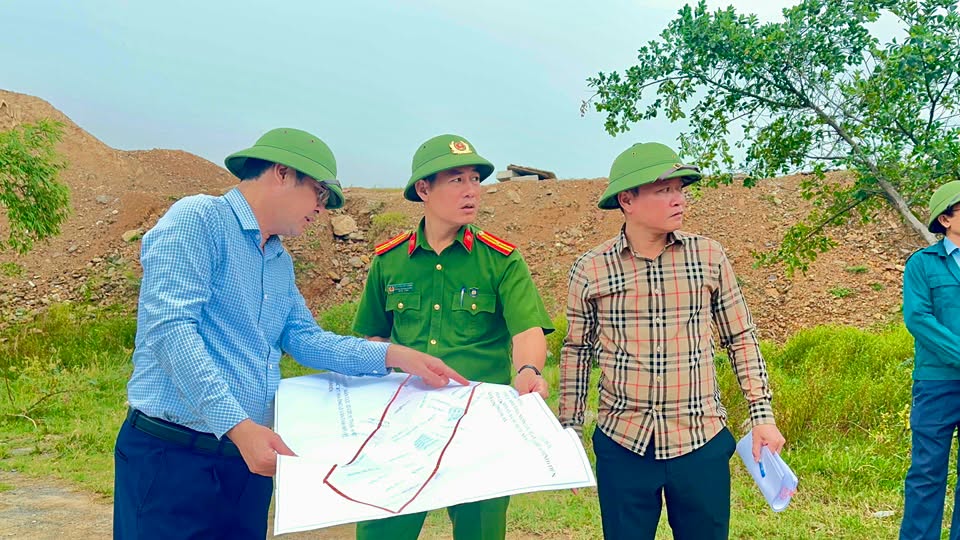 CÔNG AN PHƯỜNG VŨNG ÁNG PHỐI HỢP HỖ TRỢ THÁO DỠ CÁC CÔNG TRÌNH ĐÃ ĐƯỢC ĐỀN BÙ, BÀN GIAO MẶT BẰNG PHỤC VỤ DỰ ÁN TRỌNG ĐIỂM