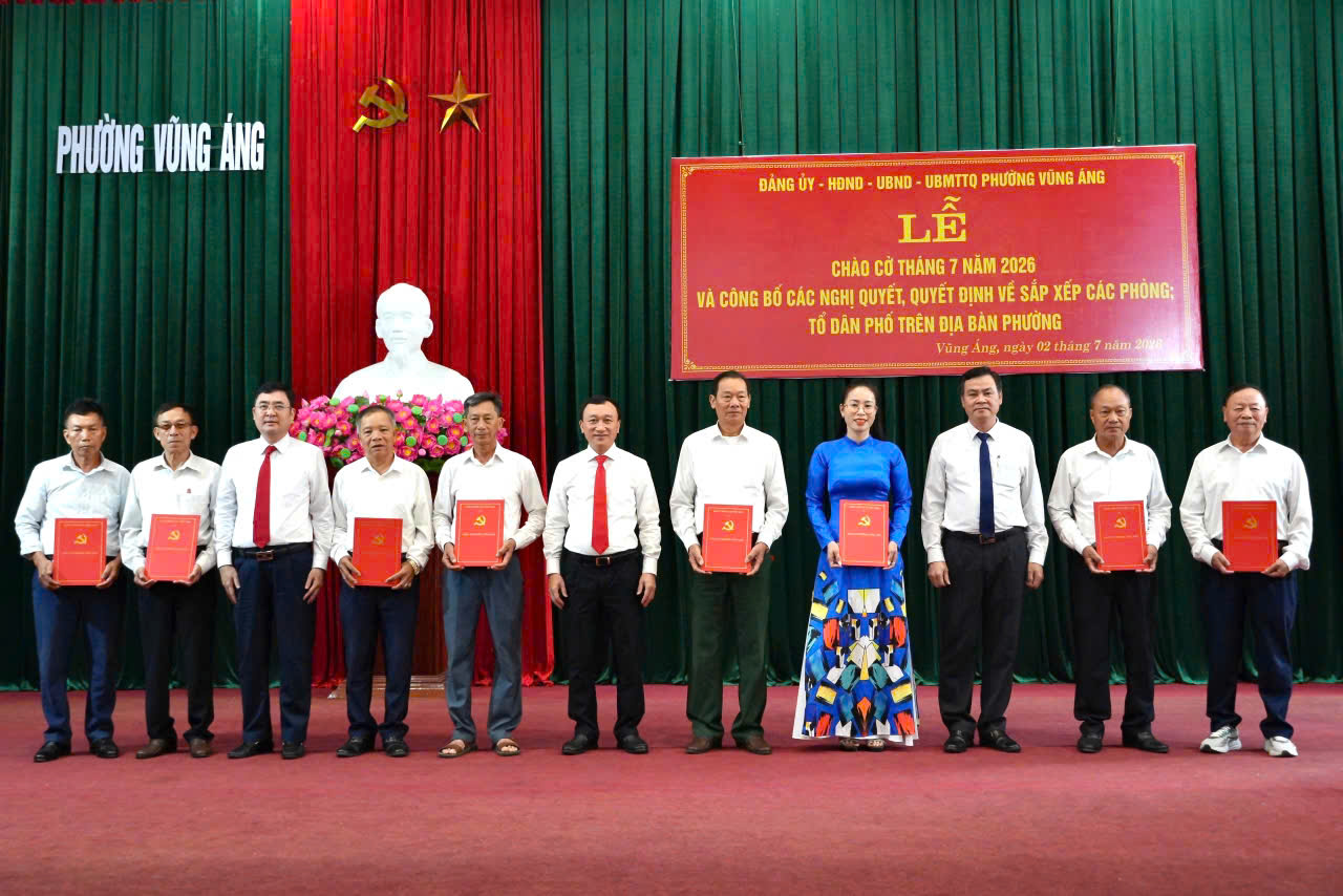 PHƯỜNG VŨNG ÁNG TỔ CHỨC LỄ CHÀO CỜ THÁNG 7 VÀ CÔNG BỐ CÁC NGHỊ QUYẾT, QUYẾT ĐỊNH VỀ CÔNG TÁC, TỔ CHỨC BỘ MÁY, CÁN BỘ VÀ CHÍNH THỨC ĐI VÀO HOẠT ĐỘNG 9 TỔ DÂN PHỐ KỂ TỪ NGÀY 01/7/2026.