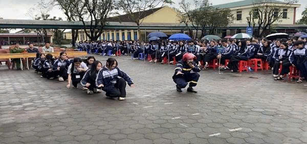 Đẩy mạnh công tác tuyên truyền kiến thức, Pháp luật về PCCC và CNCH cho cán bộ, giáo viên và học sinh Trường THPT Lê Quảng Chí