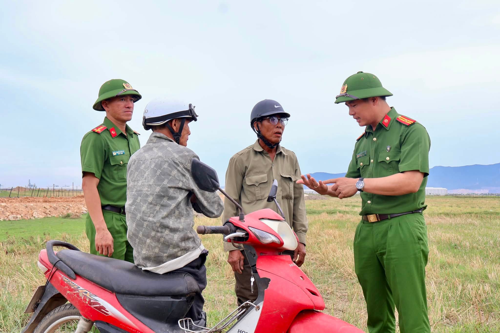 CÔNG AN PHƯỜNG VŨNG ÁNG PHÁT HUY CÔNG TÁC DÂN VẬN TRONG CÔNG TÁC GIẢI PHÓNG MẶT BẰNG PHỤC VỤ CÁC DỰ ÁN TRÊN ĐỊA BÀN