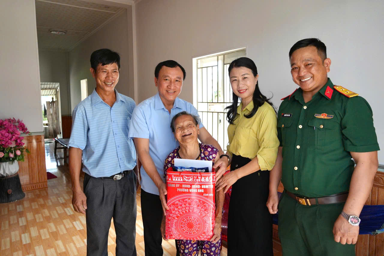BÍ THƯ ĐẢNG ỦY PHƯỜNG VŨNG ÁNG TRẦN XUÂN PHƯỢNG THĂM, TẶNG QUÀ NGƯỜI CÓ CÔNG VỚI CÁCH MẠNG