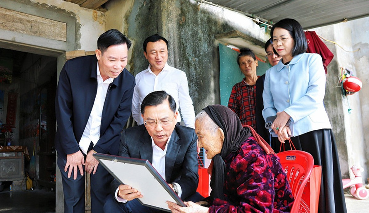 LÃNH ĐẠO TỈNH TẶNG QUÀ, CHÚC TẾT NGƯỜI CÓ CÔNG TRÊN ĐỊA BÀN PHƯỜNG VŨNG ÁNG.