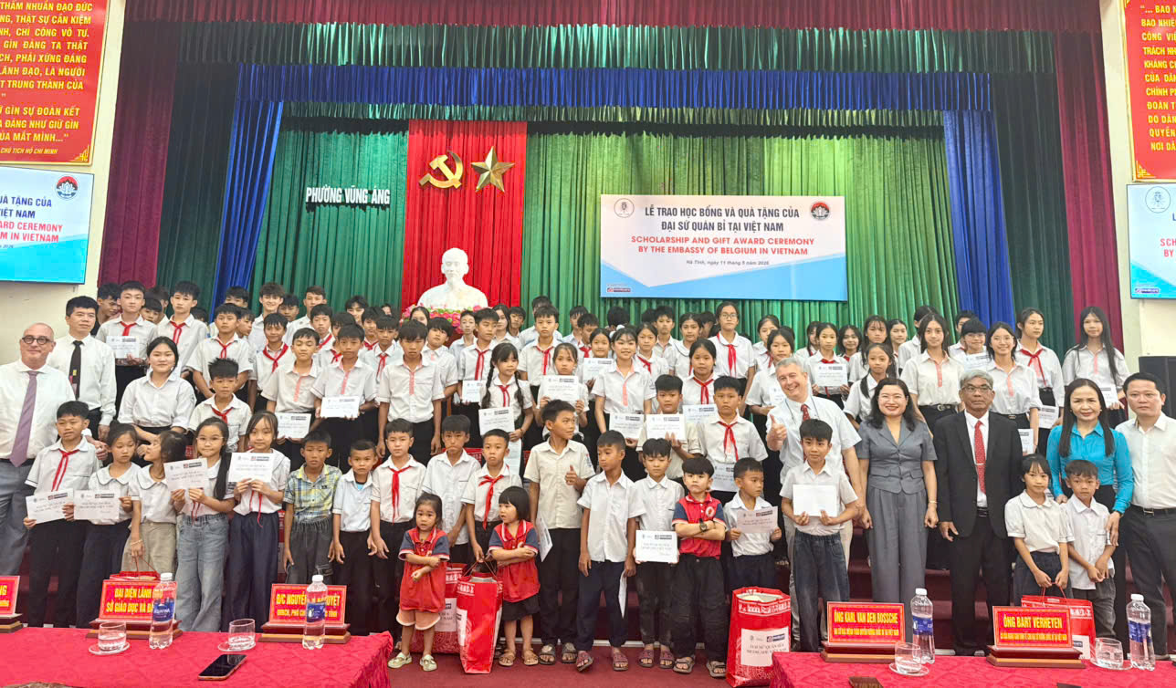ĐẠI SỨ VƯƠNG QUỐC BỈ TẠI VIỆT NAM TRAO QUÀ CHO HỌC SINH KHÓ KHĂN TẠI PHƯỜNG VŨNG ÁNG