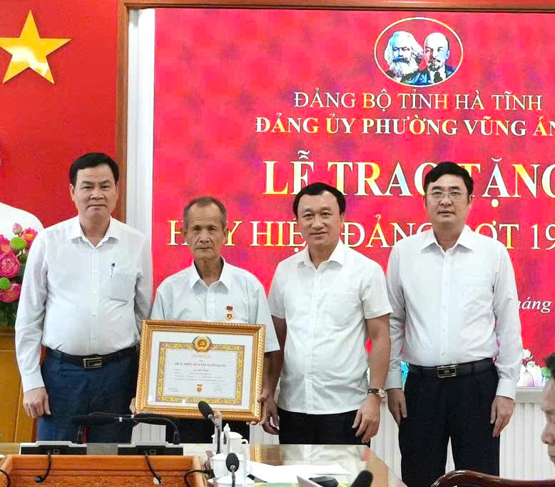 ĐẢNG BỘ PHƯỜNG VŨNG ÁNG TRAO HUY HIỆU ĐẢNG ĐỢT 19/5 CHO CÁC ĐẢNG VIÊN 30, 45, 50, 60 NĂM TUỔI ĐẢNG