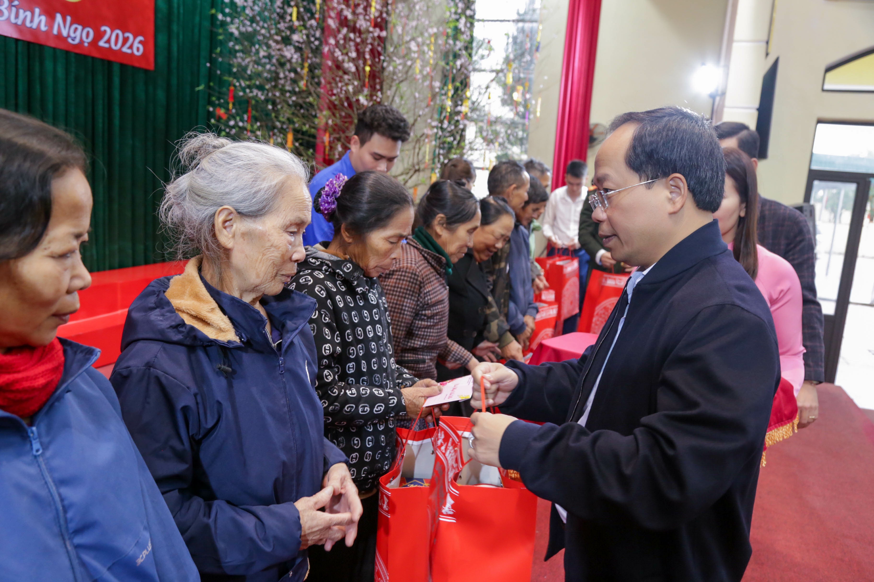 BÍ THƯ TỈNH ỦY THĂM, CHÚC TẾT VÀ TRAO QUÀ TẾT TẠI PHƯỜNG VŨNG ÁNG