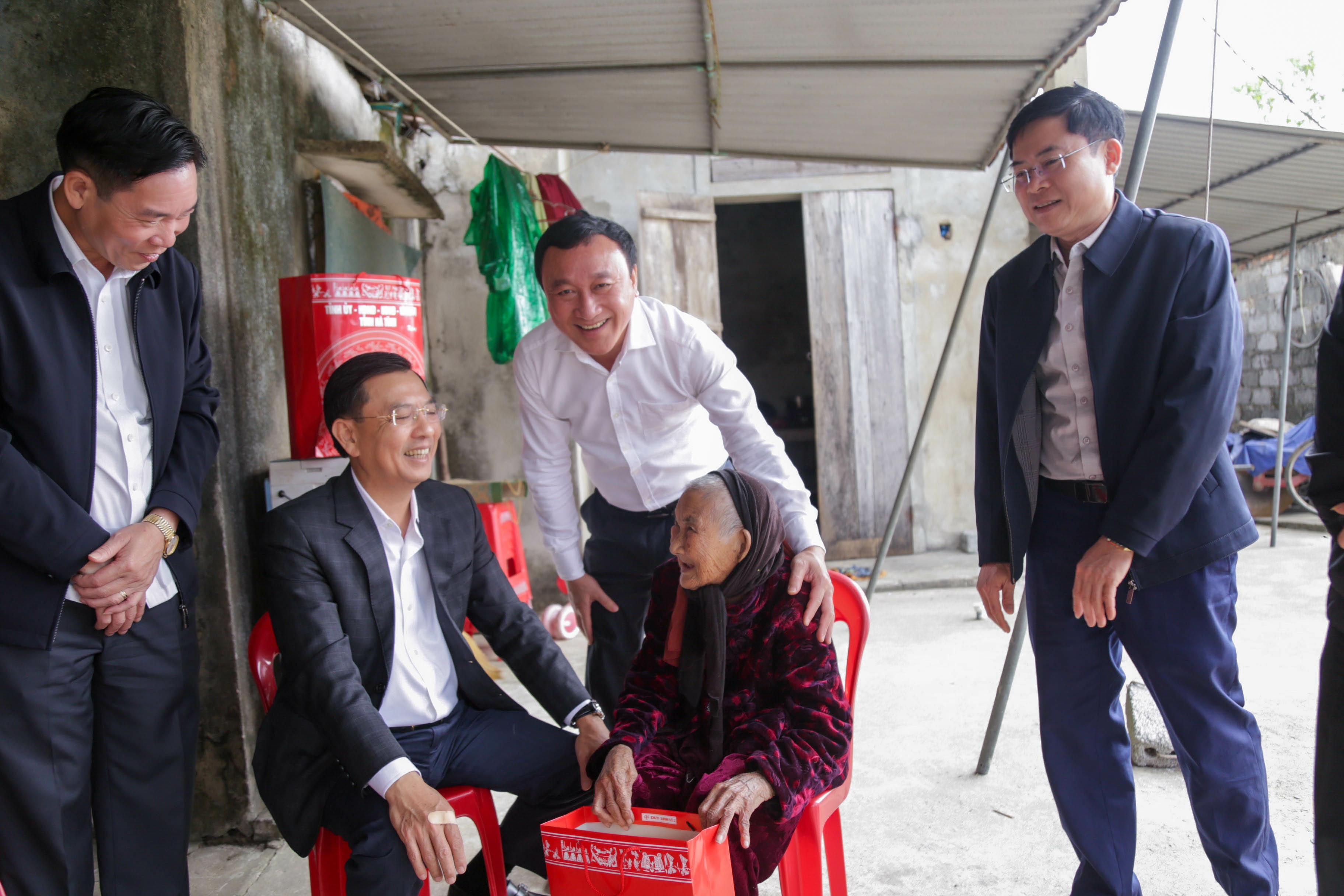 LÃNH ĐẠO TỈNH THĂM, TẶNG QUÀ TẾT TẠI PHƯỜNG VŨNG ÁNG