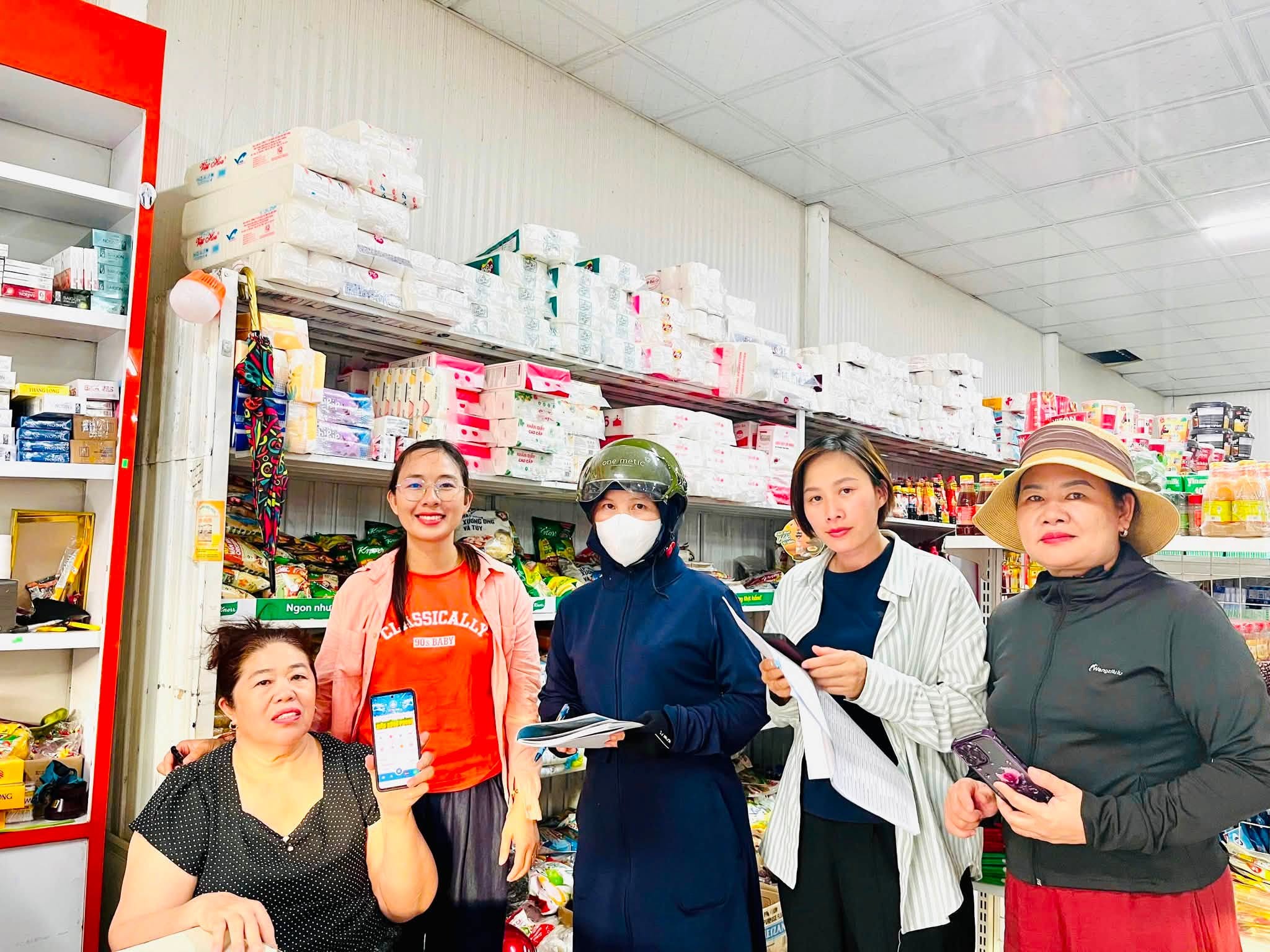 TRƯỜNG TIỂU HỌC KỲ LONG TÍCH CỰC HỖ TRỢ NGƯỜI DÂN CÀI ĐẶT ỨNG DỤNG I - HATINH