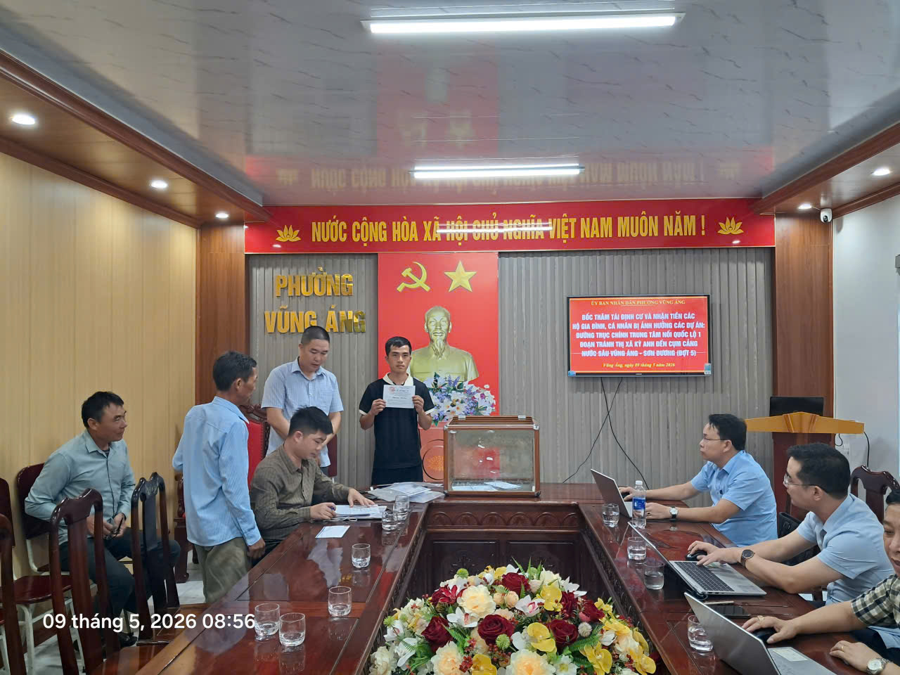 UBND PHƯỜNG VŨNG ÁNG TỔ CHỨC BỐC THĂM TÁI ĐỊNH CƯ VÀ NHẬN TIỀN BỒI THƯỜNG CHO CÁC HỘ GIA ĐÌNH BỊ ẢNH HƯỞNG BỞI DỰ ÁN.