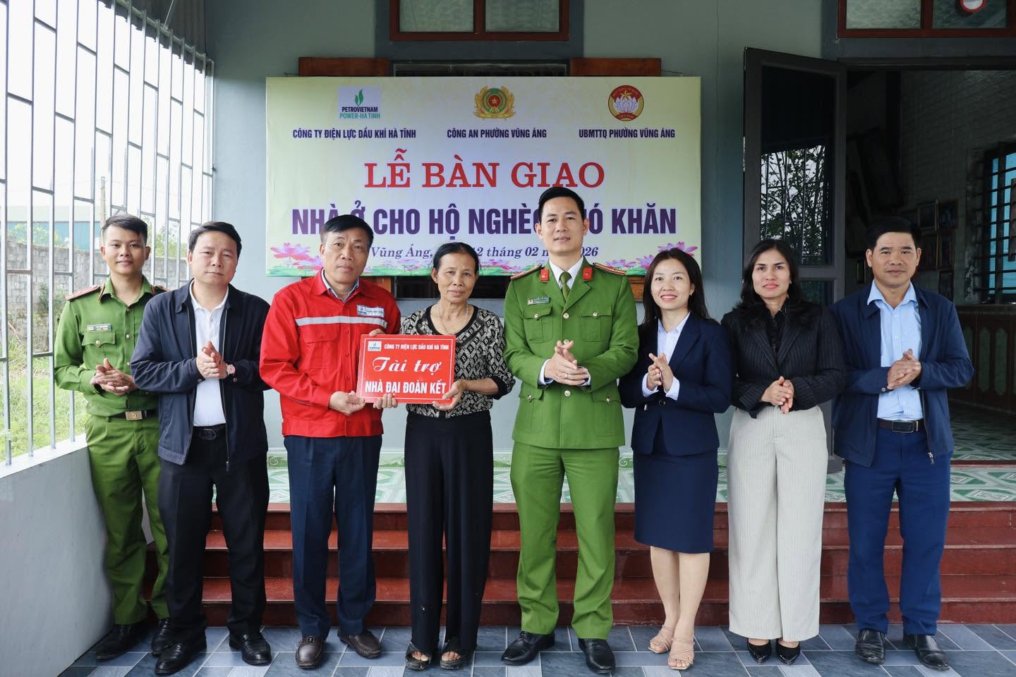 PHƯỜNG VŨNG ÁNG BÀN GIAO NHÀ Ở CHO HỘ NGHÈO 