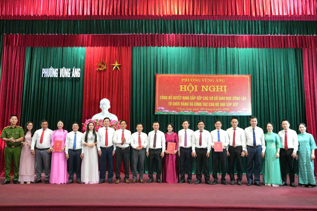 PHƯỜNG VŨNG ÁNG CÔNG BỐ QUYẾT ĐỊNH SẮP XẾP CÁC CƠ SỞ GIÁO DỤC CÔNG LẬP, TỔ CHỨC ĐẢNG VÀ CÔNG TÁC CÁN BỘ SAU SẮP XẾP.