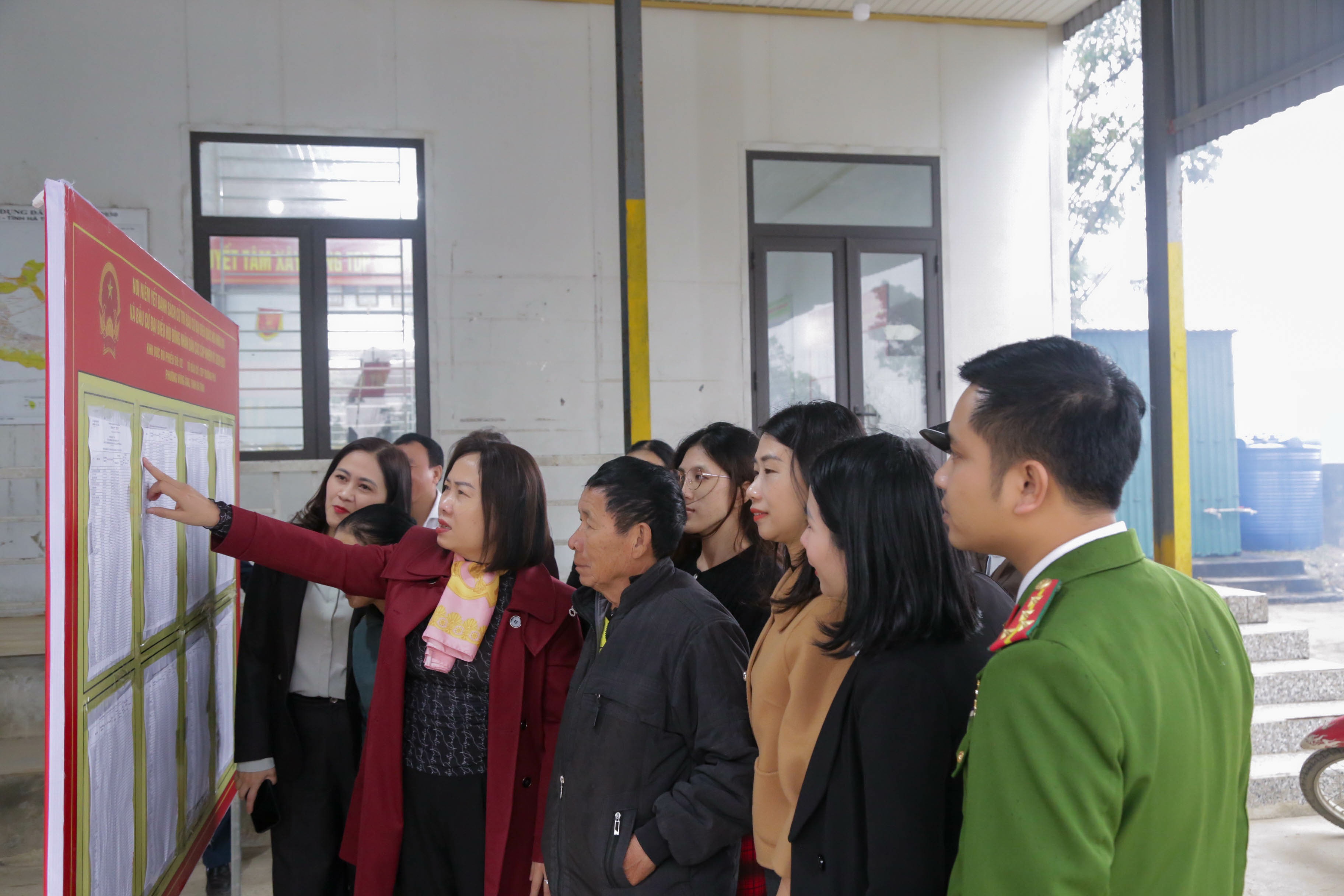  GIÁM SÁT CÔNG TÁC BẦU CỬ TẠI PHƯỜNG VŨNG ÁNG 