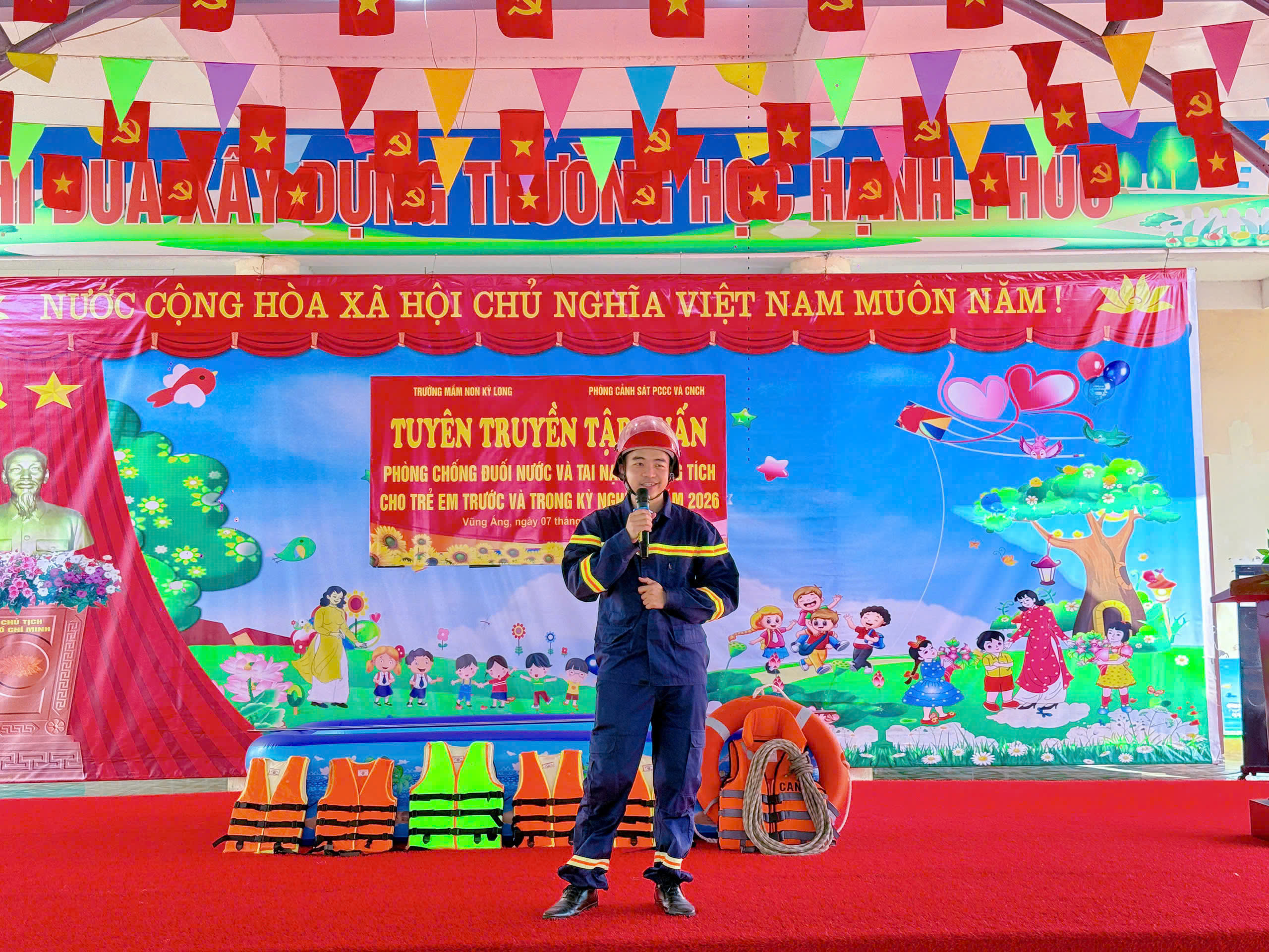 Phòng Cảnh sát PCCC và CNCH tuyên truyền phòng, chống đuối nước cho học sinh Trường Mầm non Kỳ Long