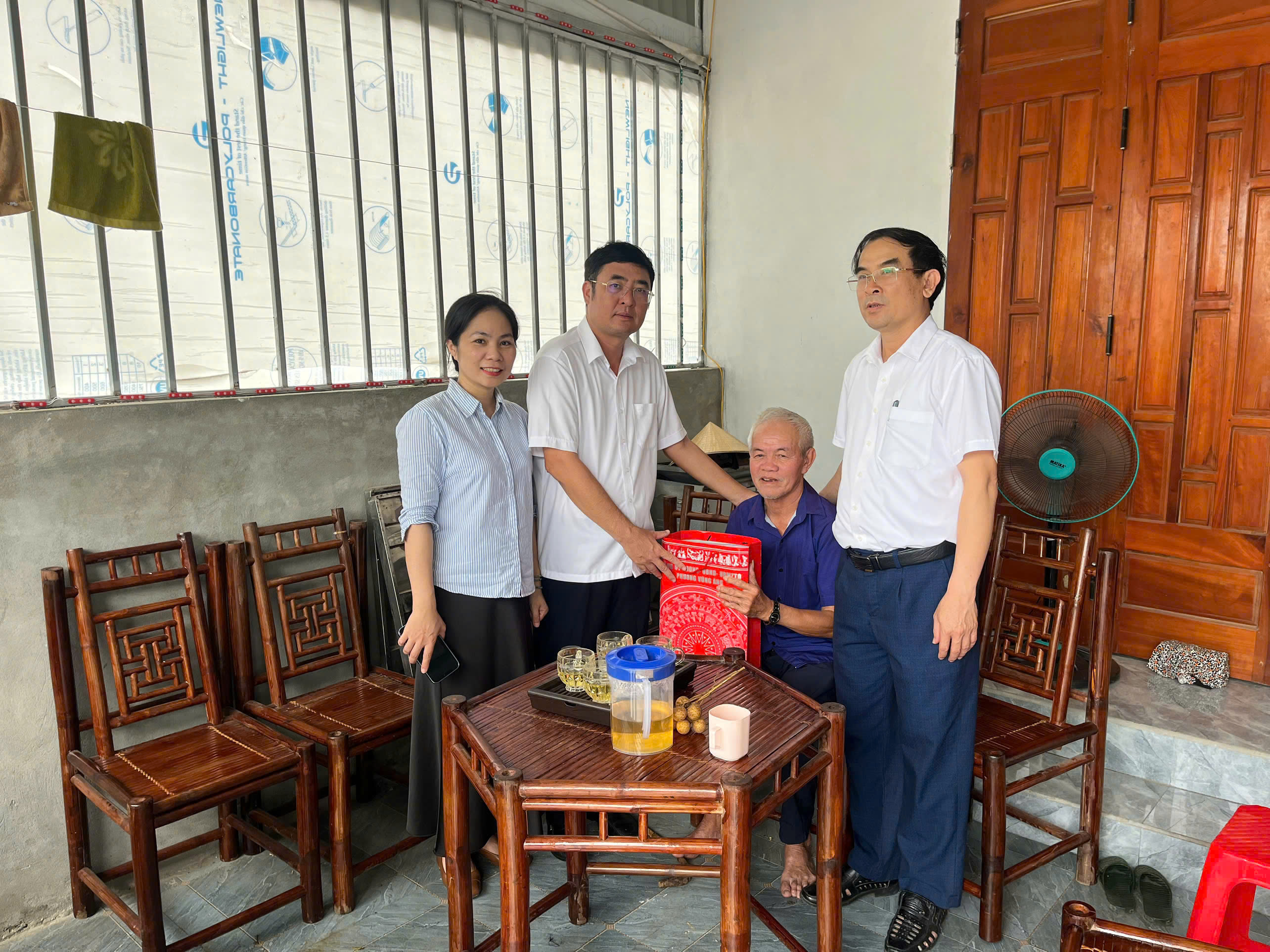 PHÓ BÍ THƯ THƯỜNG TRỰC ĐẢNG ỦY PHƯỜNG VŨNG ÁNG NGUYỄN VĂN HẢO TẶNG QUÀ NGƯỜI CÓ CÔNG VỚI CÁCH MẠNG.