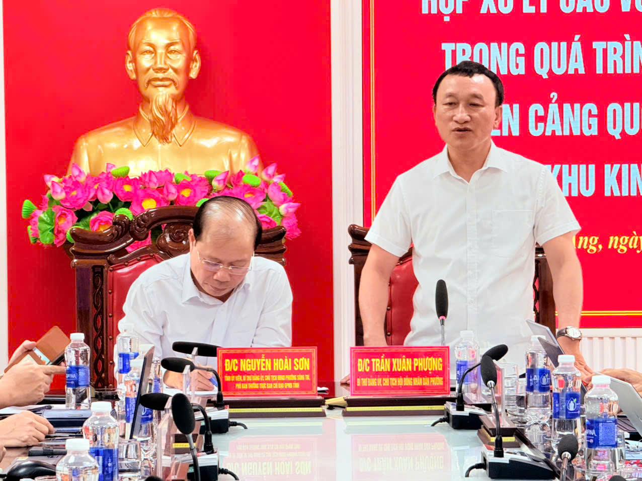 UBND PHƯỜNG VŨNG ÁNG TỔ CHỨC HỌP XỬ LÝ CÁC VƯỚNG MẮC, KHÓ KHĂN VÀ KIẾN NGHỊ, ĐỀ XUẤT CỦA NGƯỜI DÂN (ĐÔNG YÊN CŨ), PHƯỜNG HOÀNH SƠN KHI THỰC HIỆN DỰ ÁN BẾN CẢNG QUỐC TẾ SƠN DƯƠNG TẠI KHU KINH TẾ VŨNG ÁNG. 
