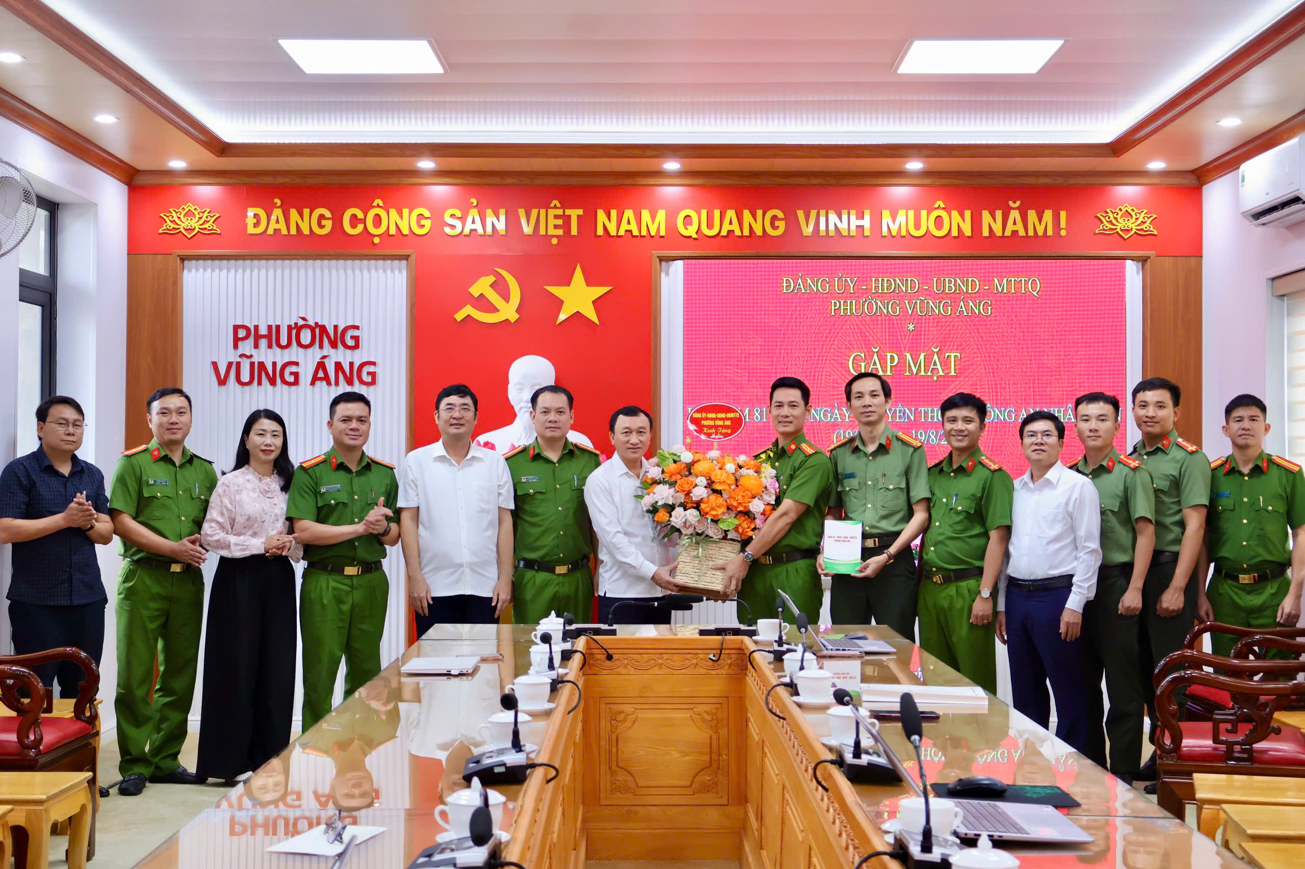THƯỜNG TRỰC ĐẢNG ỦY – HĐND – UBND – UBMTTQ PHƯỜNG VŨNG ÁNG GẶP MẶT CÔNG AN PHƯỜNG NHÂN KỶ NIỆM 81 NĂM NGÀY TRUYỀN THỐNG CÔNG AN NHÂN DÂN