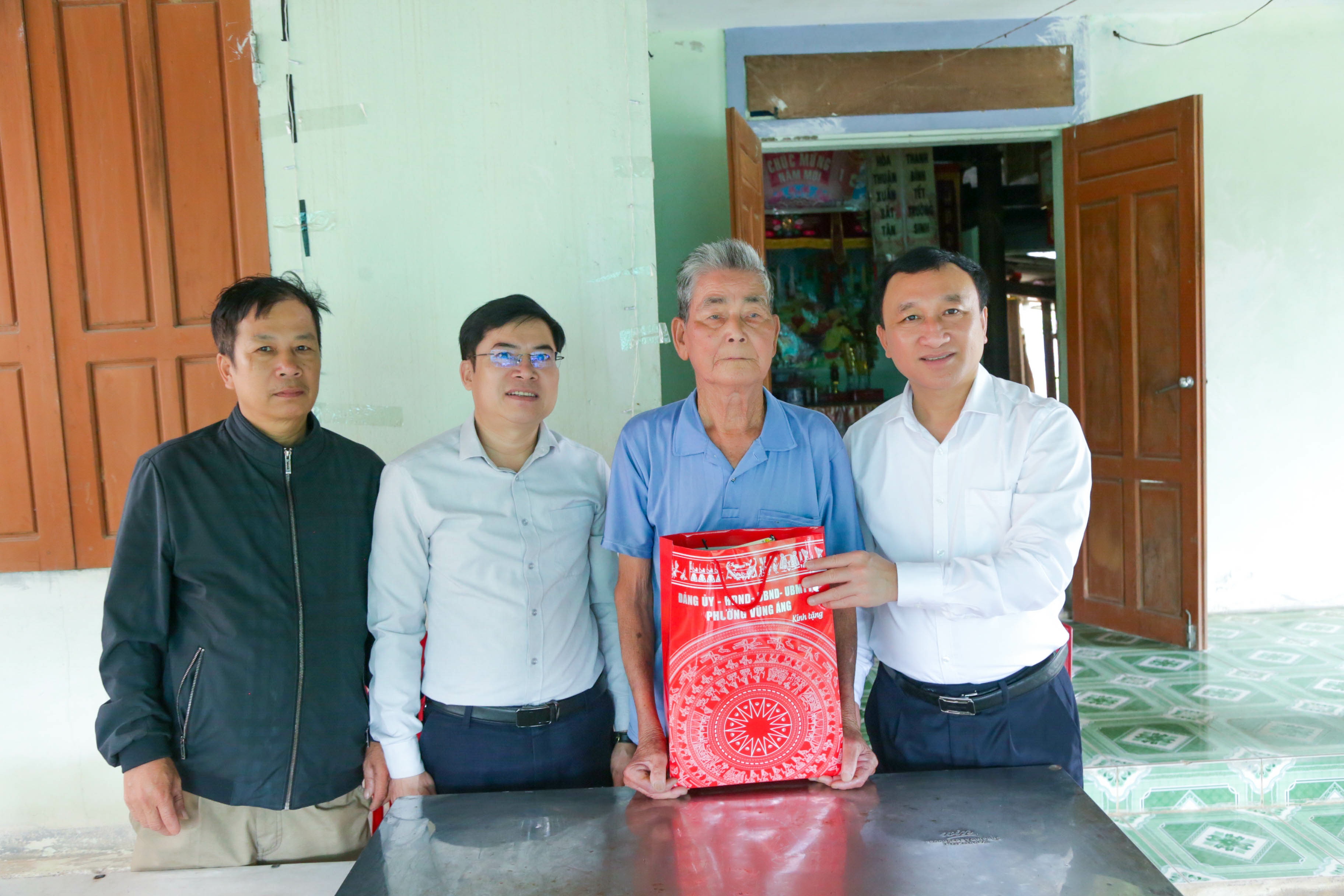  PHƯỜNG VŨNG ÁNG CHĂM LO TẾT CHO NHÂN DÂN – TRỌN VẸN TINH THẦN “KHÔNG ĐỂ AI BỊ BỎ LẠI PHÍA SAU”