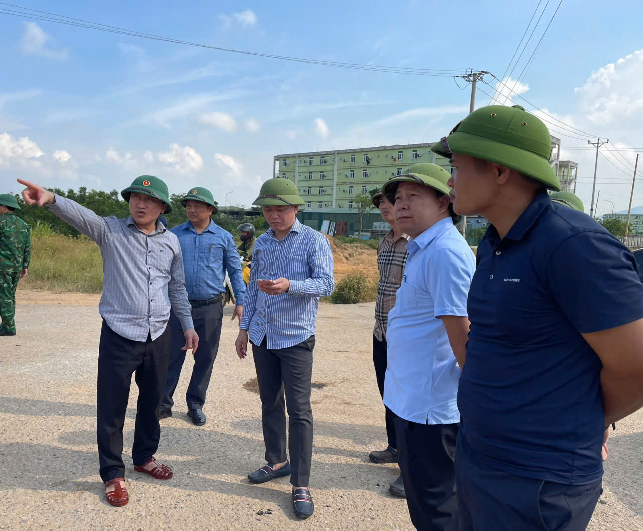 CÁC ĐỒNG CHÍ THƯỜNG TRỰC PHƯỜNG VŨNG ÁNG KIỂM TRA CÔNG TÁC GIẢI PHÓNG MẶT BẰNG CÁC DỰ ÁN TRÊN ĐỊA BÀN PHƯỜNG.