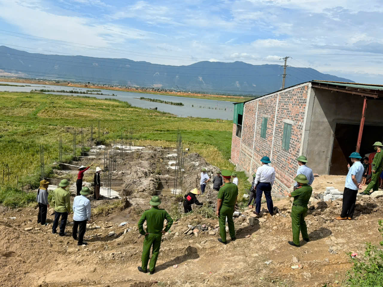 UBND PHƯỜNG VŨNG ÁNG LẬP BIÊN BẢN XỬ LÝ TÌNH TRẠNG VI PHẠM TRẬT TỰ XÂY DỰNG TRÊN ĐỊA BÀN