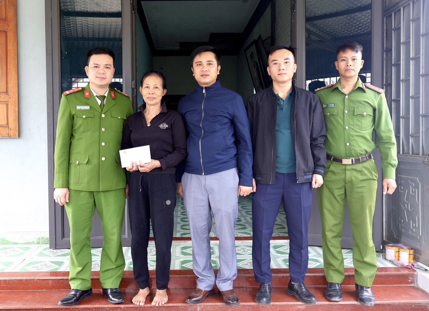 CÔNG AN PHƯỜNG VŨNG ÁNG TỔ CHỨC THĂM HỎI THÂN NHÂN CHIẾN SĨ CÓ HOÀN CẢNH KHÓ KHĂN NHÂN DỊP TẾT NGUYÊN ĐÁN 2026 