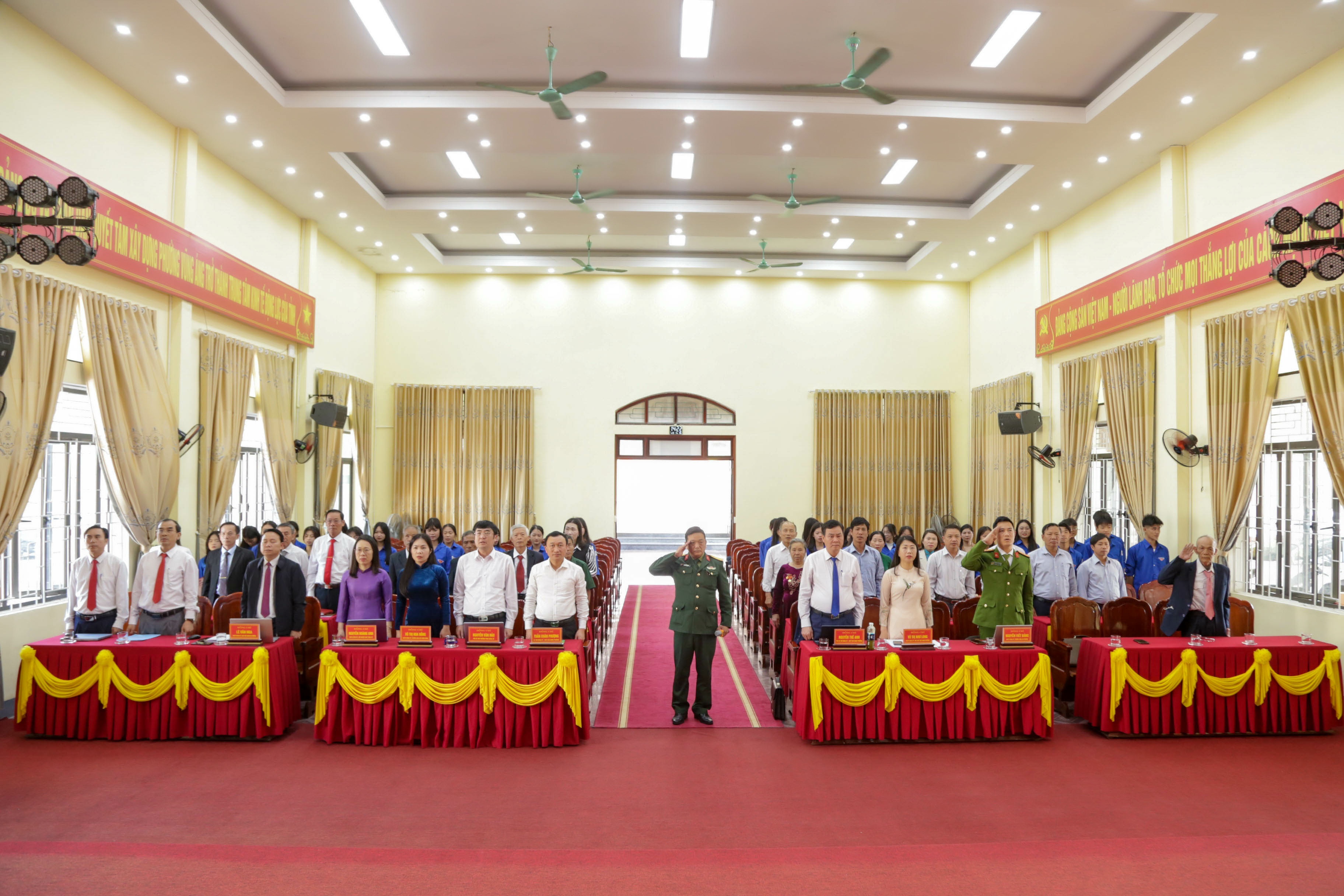 ĐẢNG ỦY PHƯỜNG VŨNG ÁNG LONG TRỌNG TỔ CHỨC LỄ TRAO HUY HIỆU ĐẢNG ĐỢT 03/02/2026